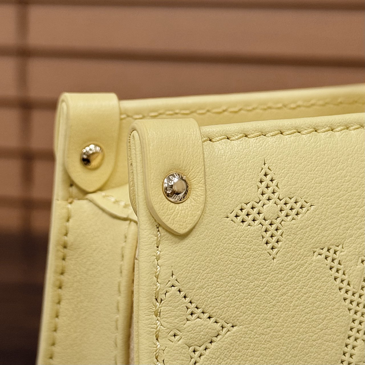 Bagsaaa L0vis Vvtt0n M11273 OnTheGo East West Yellow - 25 x 13 x 10 cm