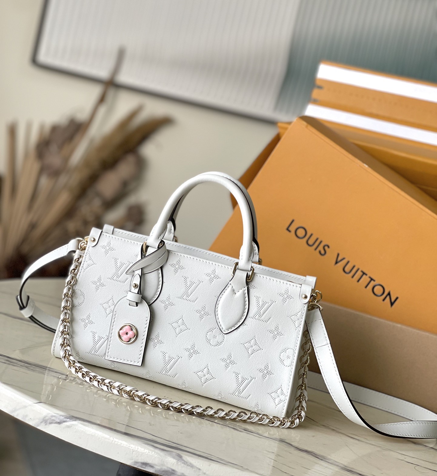 Bagsaaa L0vis Vvtt0n M11274 OnTheGo East West White - 25 x 13 x 10 cm