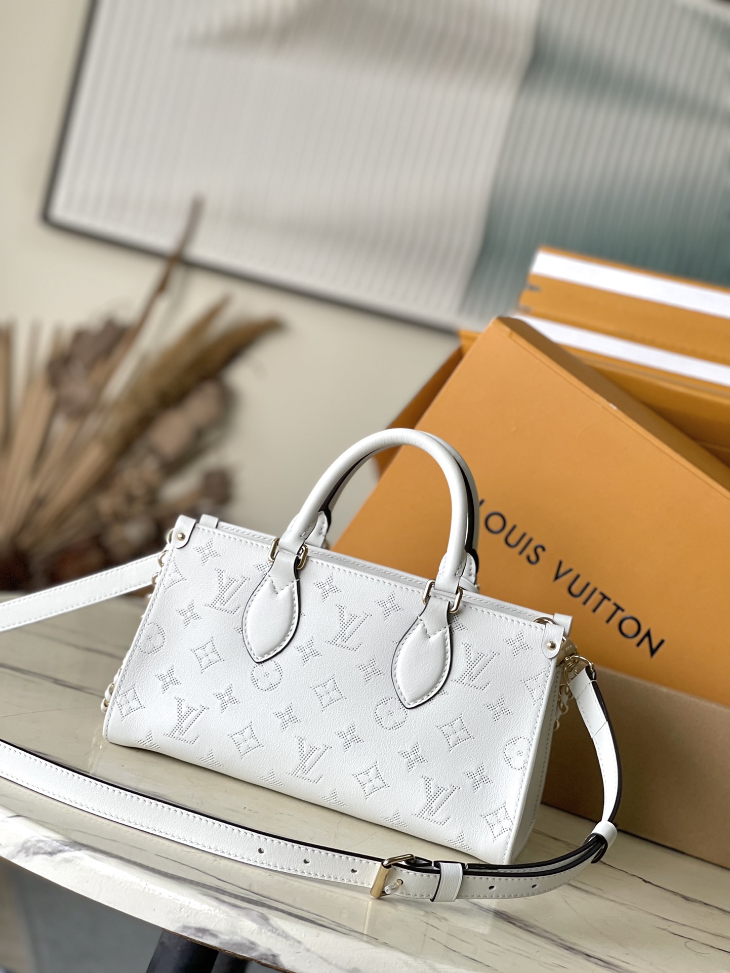 Bagsaaa L0vis Vvtt0n M11274 OnTheGo East West White - 25 x 13 x 10 cm