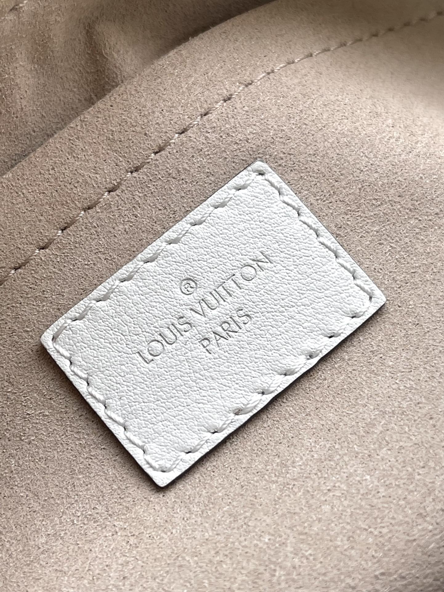 Bagsaaa L0vis Vvtt0n M11274 OnTheGo East West White - 25 x 13 x 10 cm