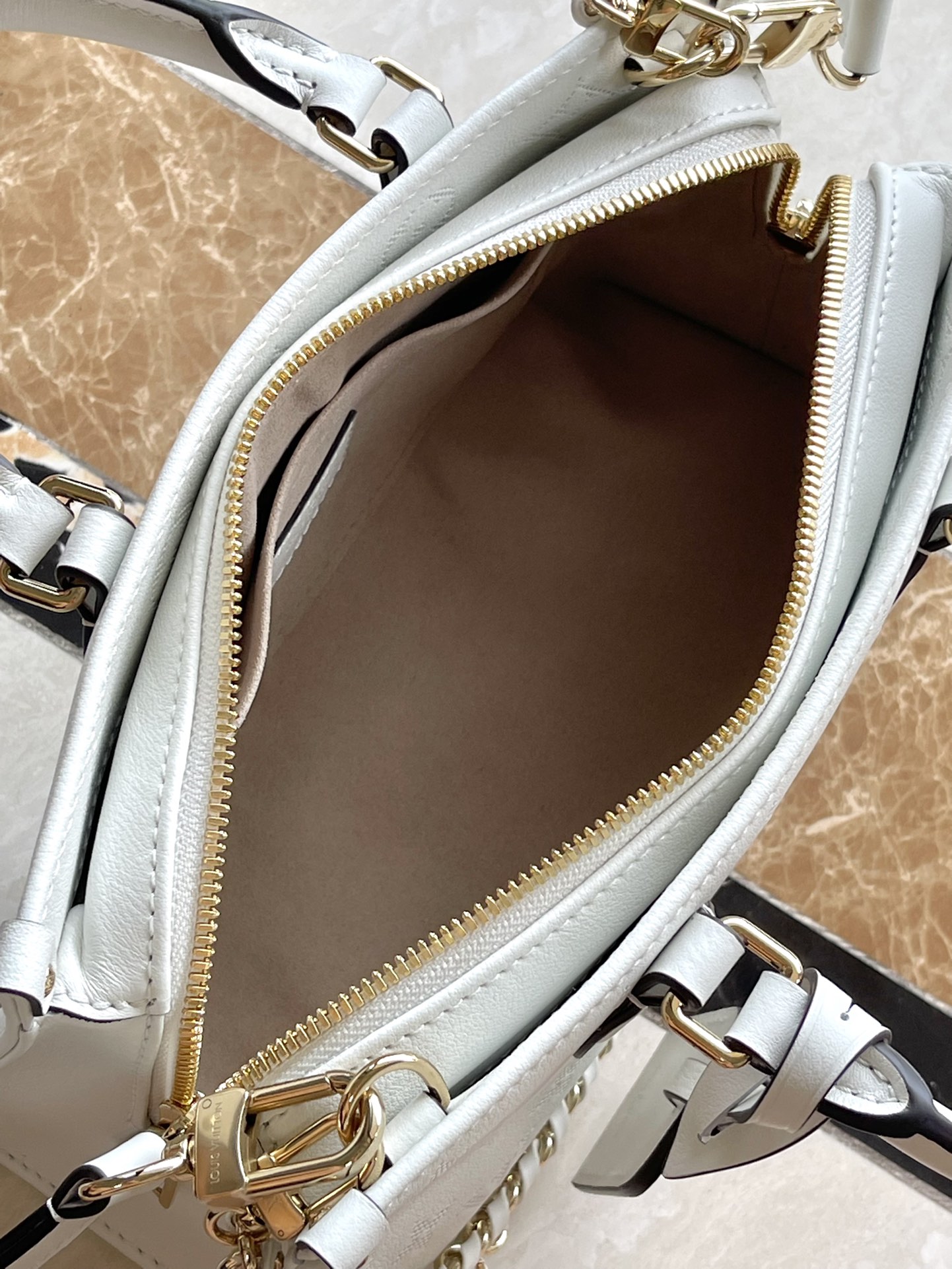 Bagsaaa L0vis Vvtt0n M11274 OnTheGo East West White - 25 x 13 x 10 cm