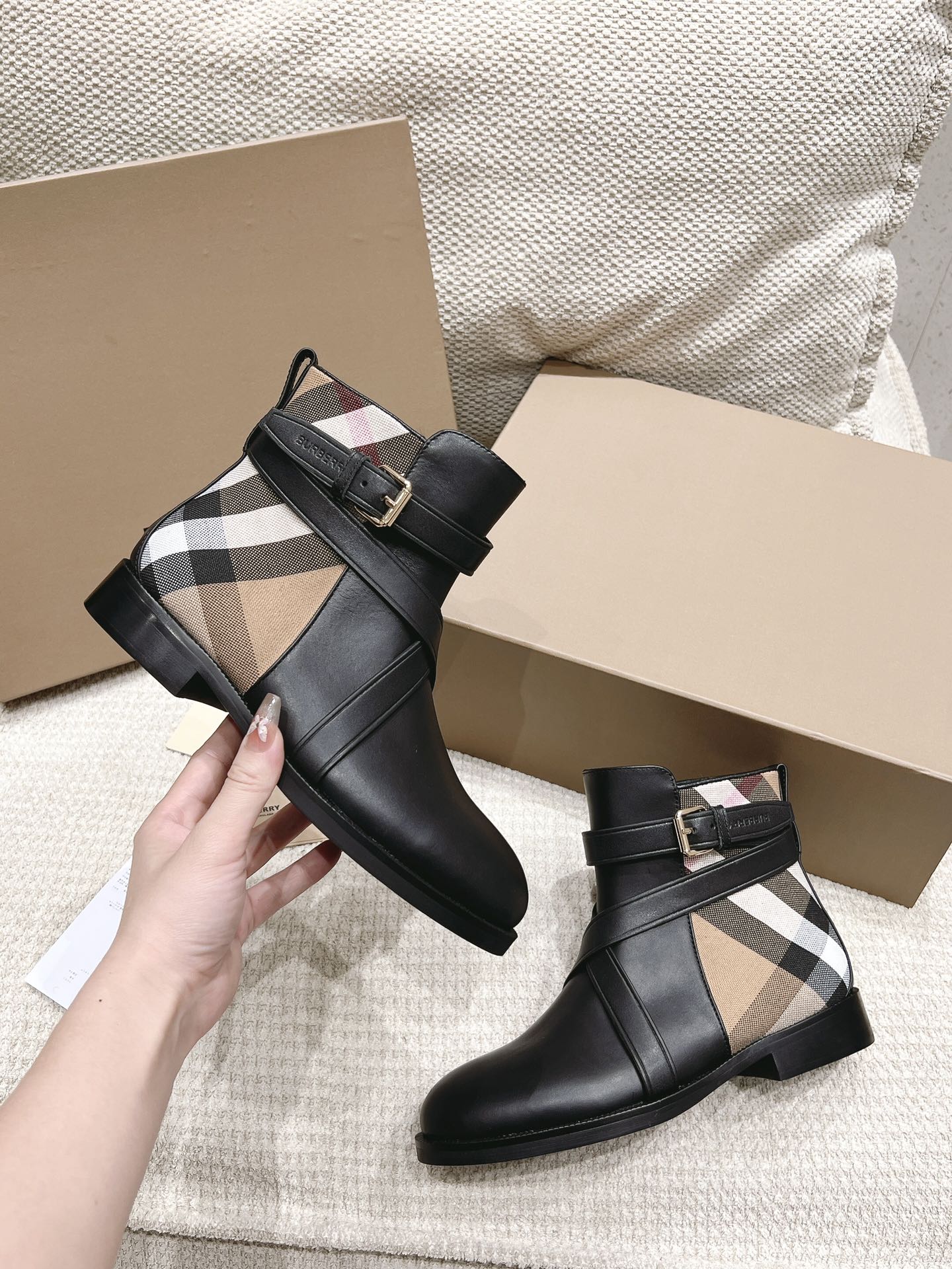 Bagsaaa Bv*b*rry Check and Leather Boots