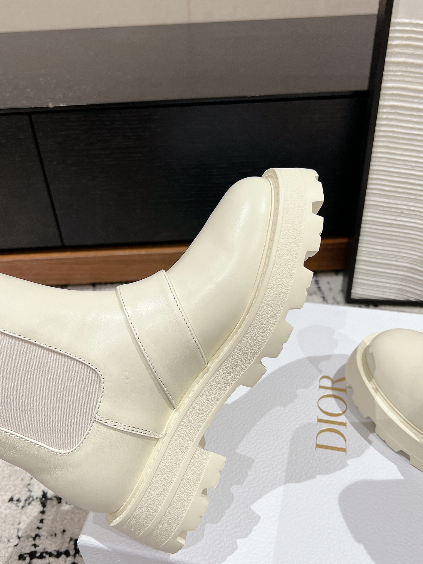 Bagsaaa D10r D-Quest Ankle Boot White Calfskin Decorative strap