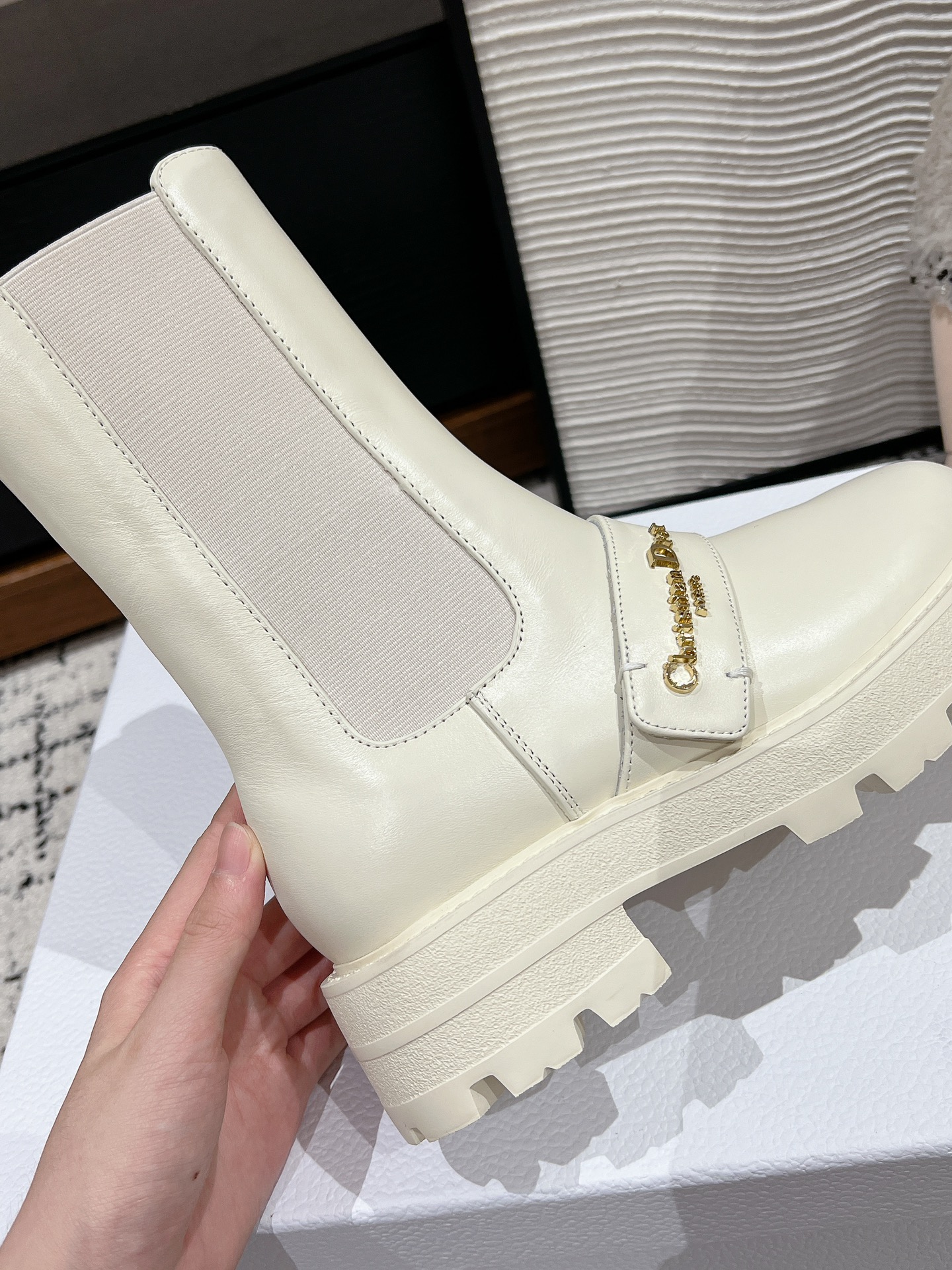 Bagsaaa D10r D-Quest Ankle Boot White Calfskin Decorative strap