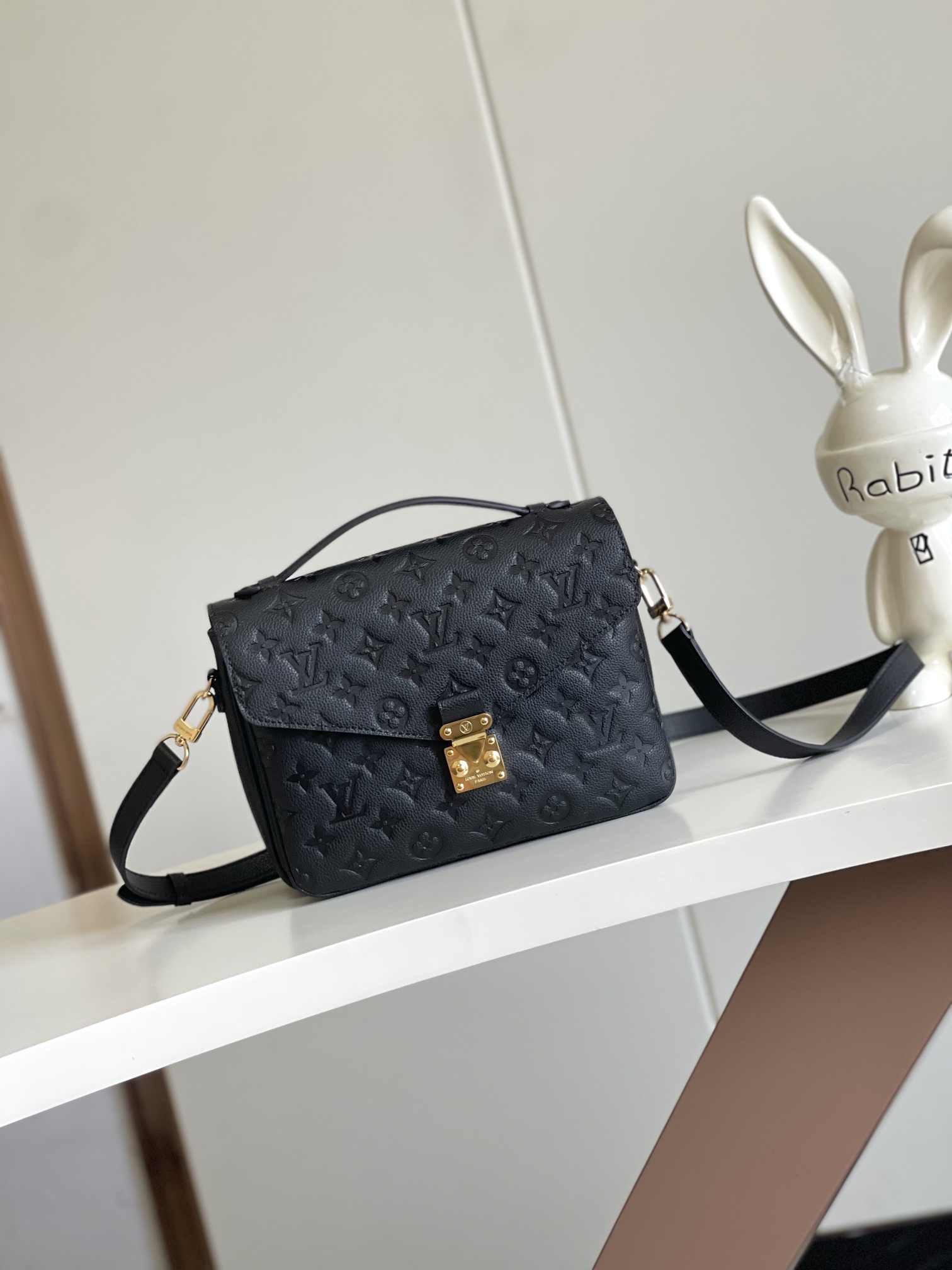 L0vis Vvtt0n Cowskin Pochette Metis Bag with Black monogram empreinte M41487 - 25 x 19 x 7cm
