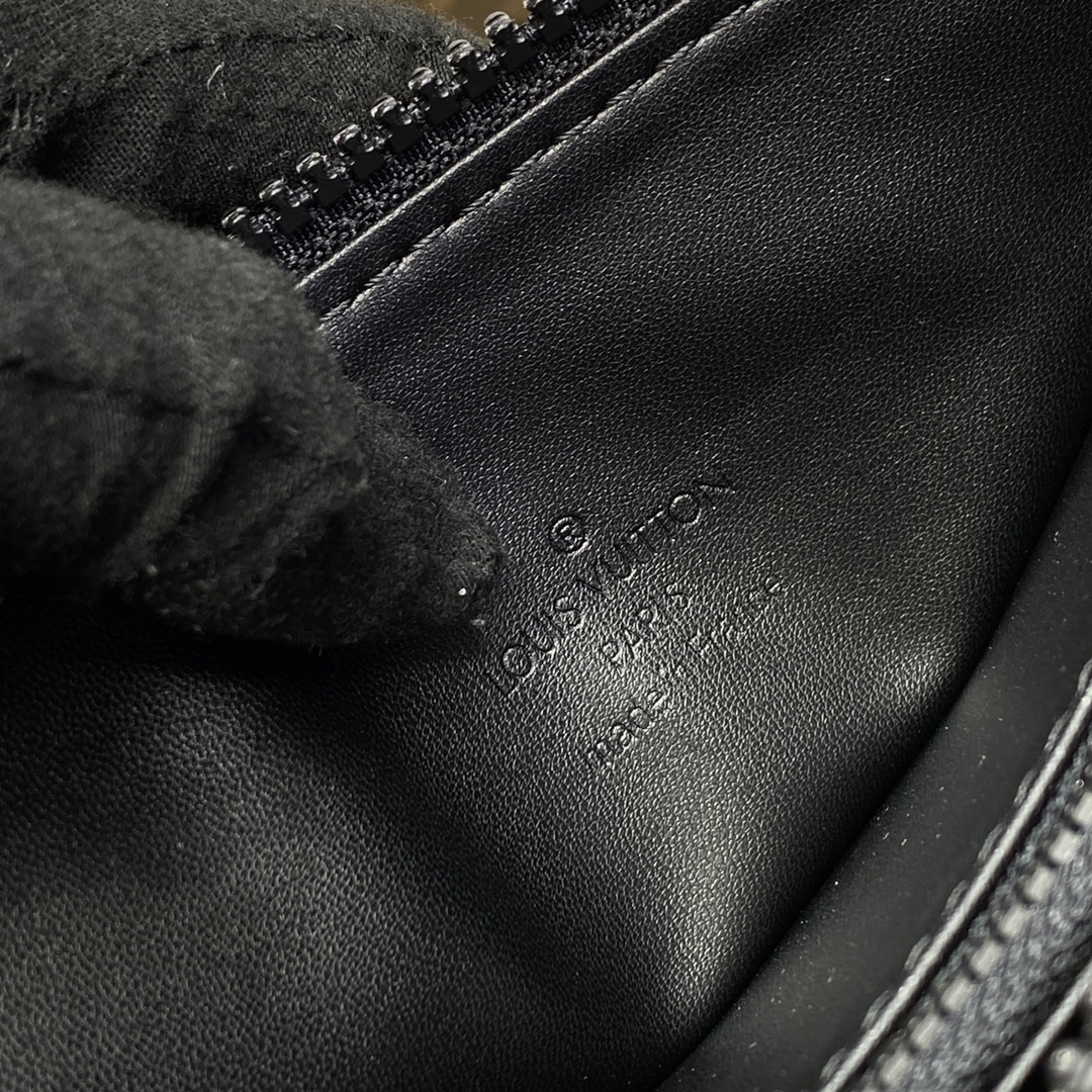 Bagsaaa L0vis Vvtt0n M11370 Coussin PM All Black - 20 x 12 x 26 cm
