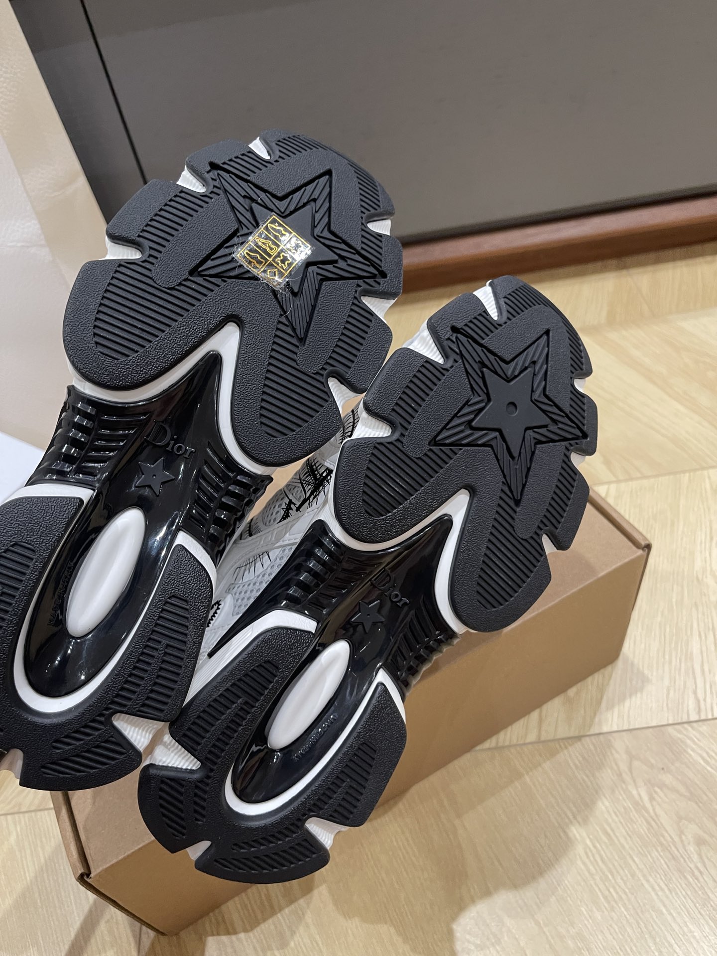 Bagsaaa D10r Chrono Sneaker Mesh with White and Black Leather-Effect Panels