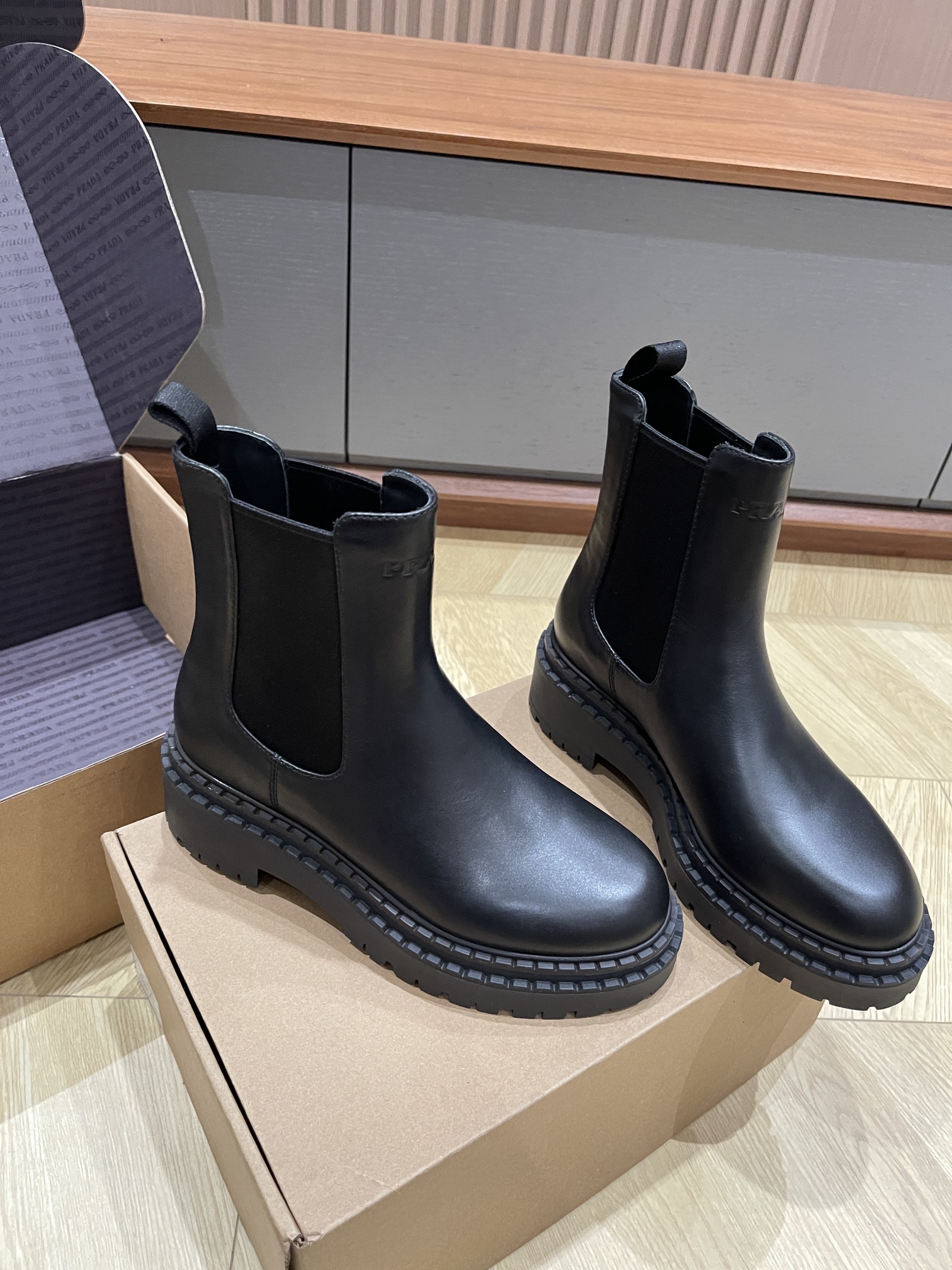 Bagsaaa Pra*a Leather Chelsea boots
