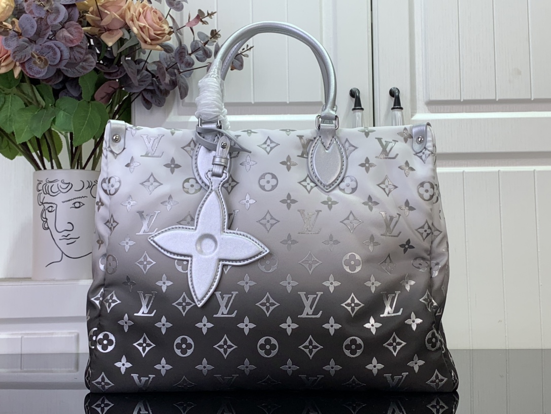 Bagsaaa L0vis Vvtt0n M11847 OnTheGo MM Bag Frost - 35 x 27 x 14 cm
