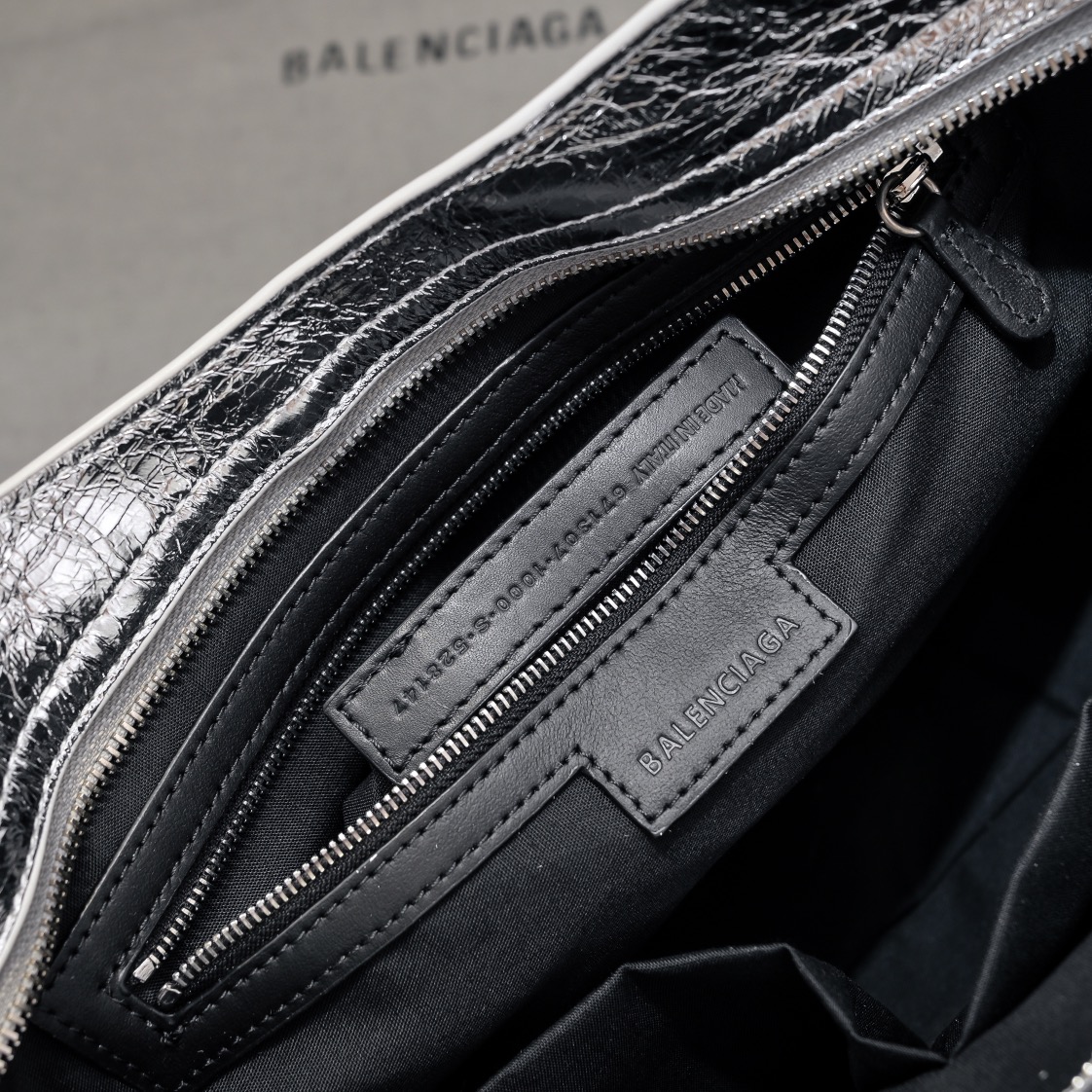 Bagsaaa Ba1en*iaga Le City Medium Bag Metallized in Silver - 38cm*25cm*14cm