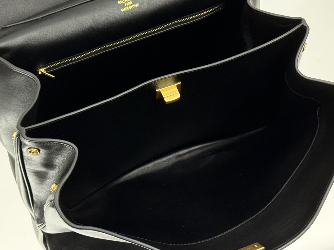 Bagsaaa Ba1en*iaga Rodeo Medium Handbag in Black & Gold - 35x23x11 cm