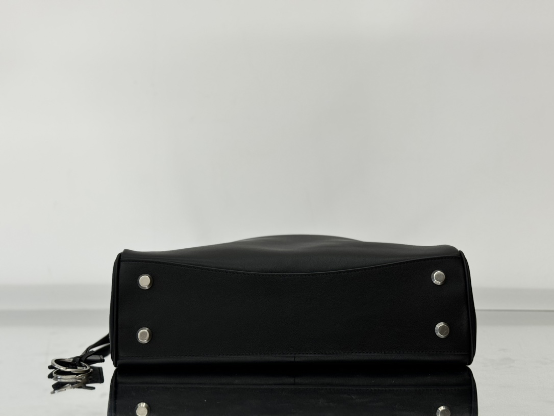 Bagsaaa Ba1en*iaga Rodeo Medium Handbag in Black & Silver - 35x23x11 cm
