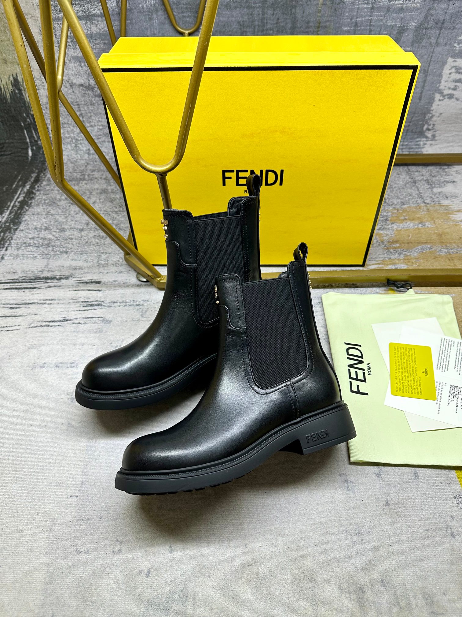 Bagsaaa F**di Filo Black leather biker boots