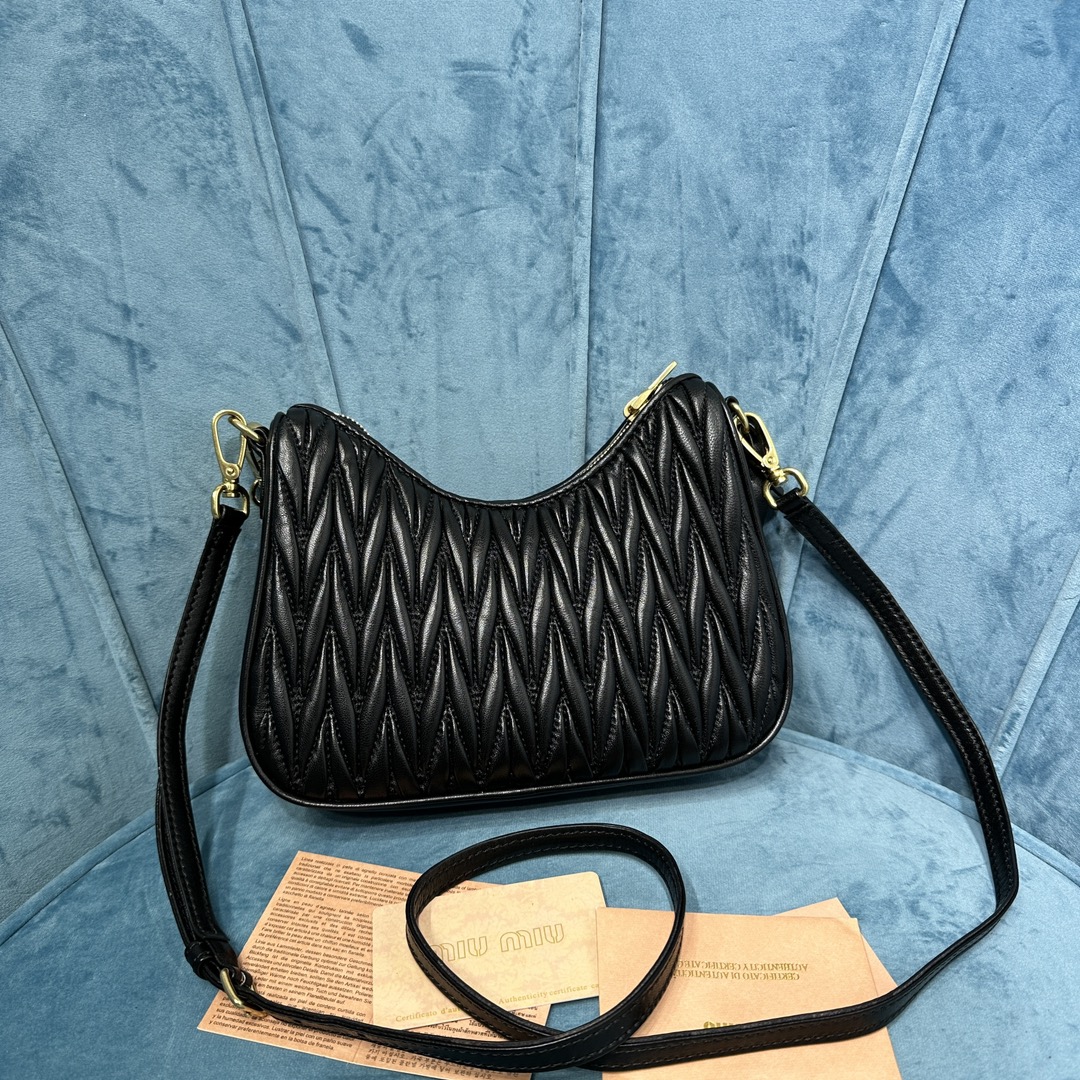 Bagsaaa M1um1u Matelassé nappa leather shoulder bag 5BH211 Black - 20x17x5 cm