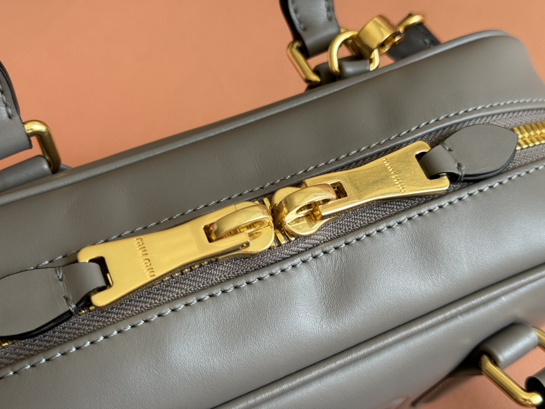 Bagsaaa Miu Miu Arcadie leather bag 5BB142 gray - 22X10.5X7 cm
