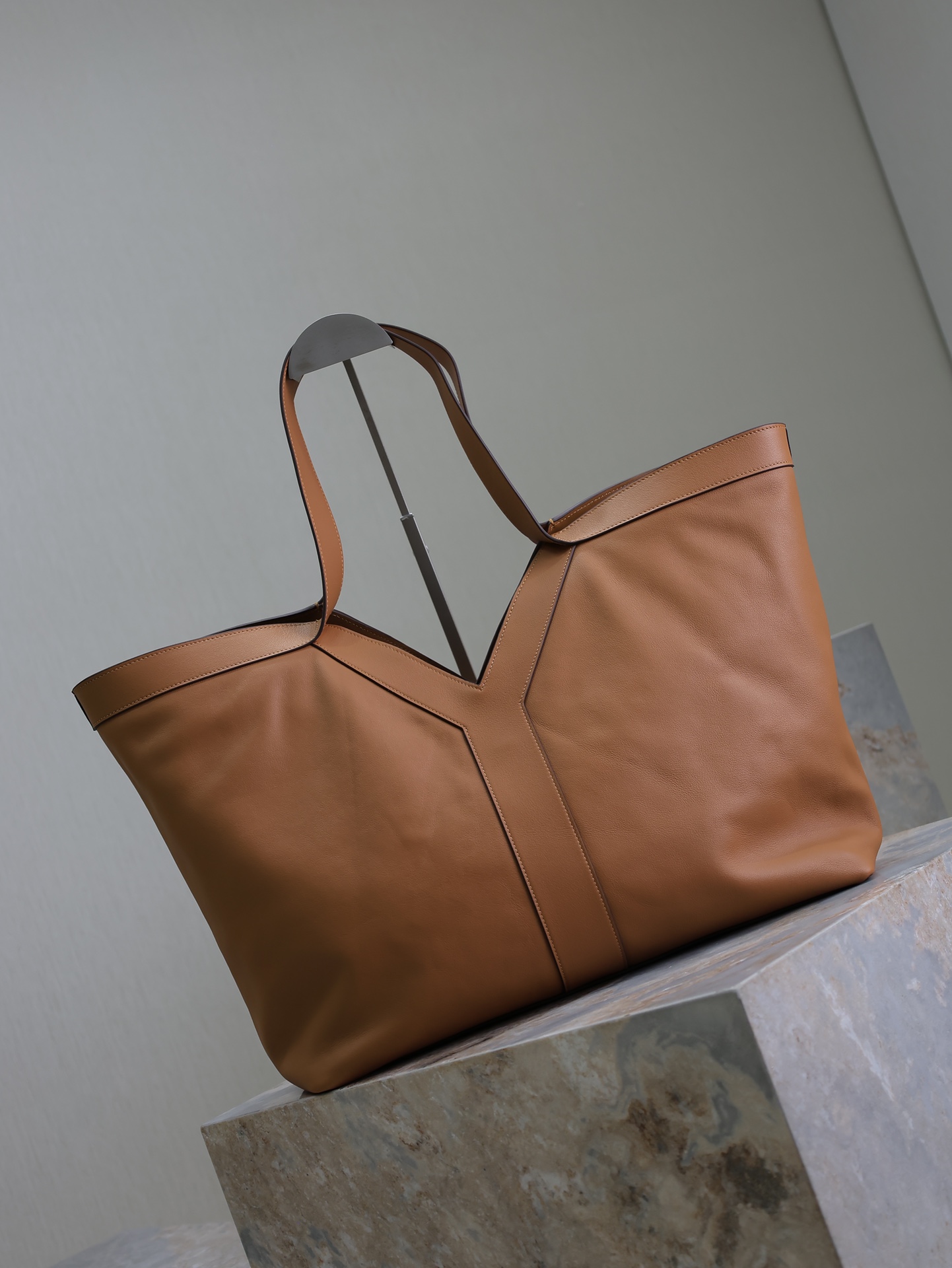 Bagsaaa Y51 Y Tote In Leather Brown - 37 X 32 X 27–22 CM