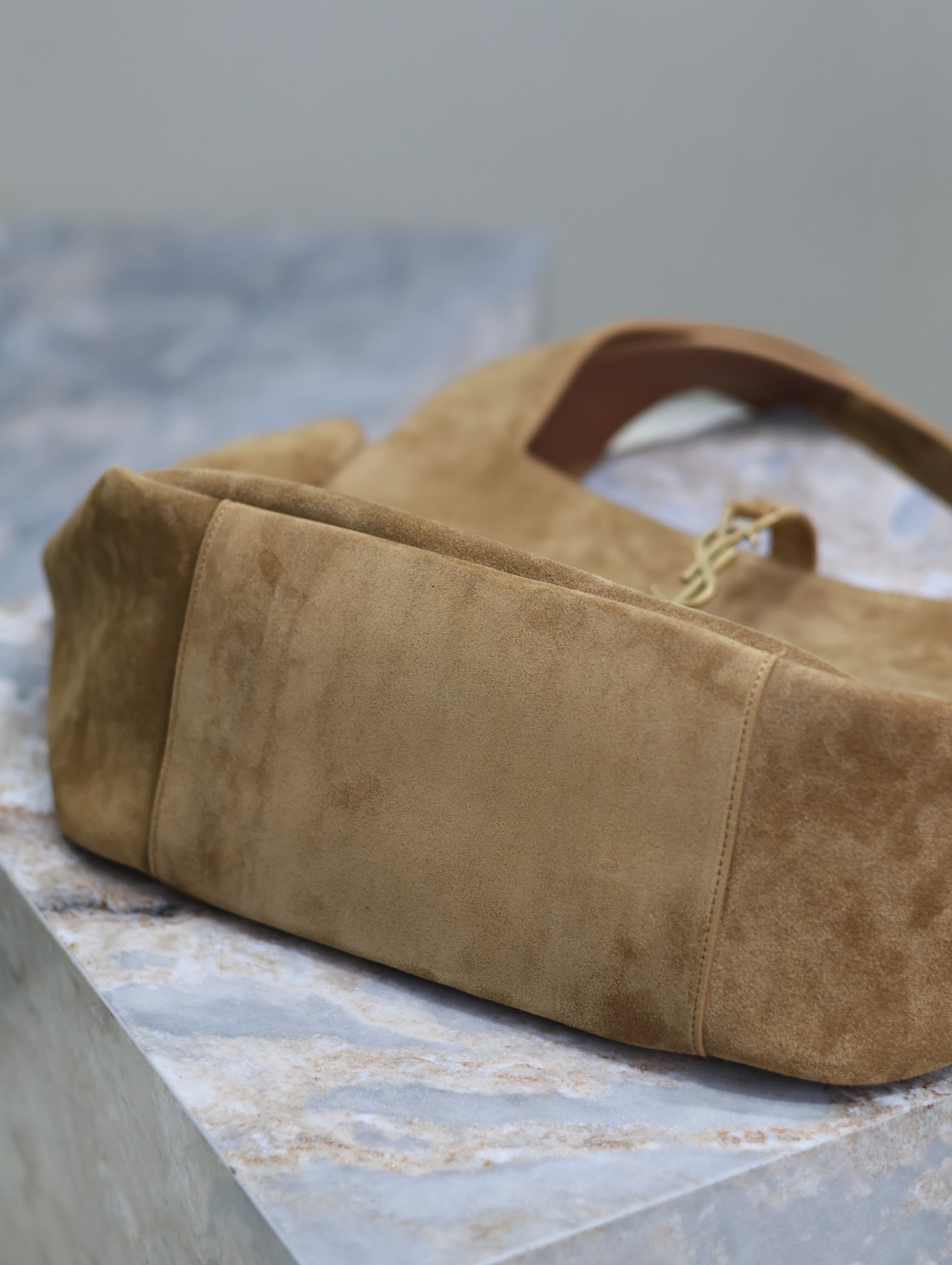 Bagsaaa Y51 LE 5 À 7 BEA in suede beige - 50 X 28 X 18 CM