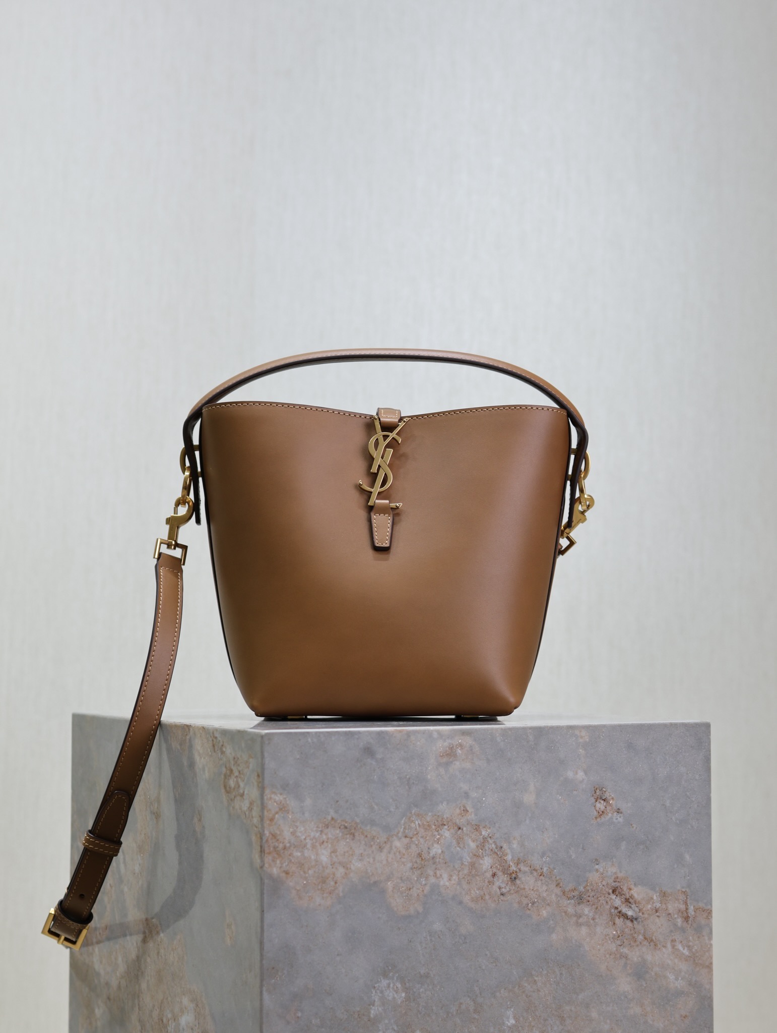 Bagsaaa Y51 LE 37 small in shiny leather 749036 brown - 17 X 20 X 13 CM