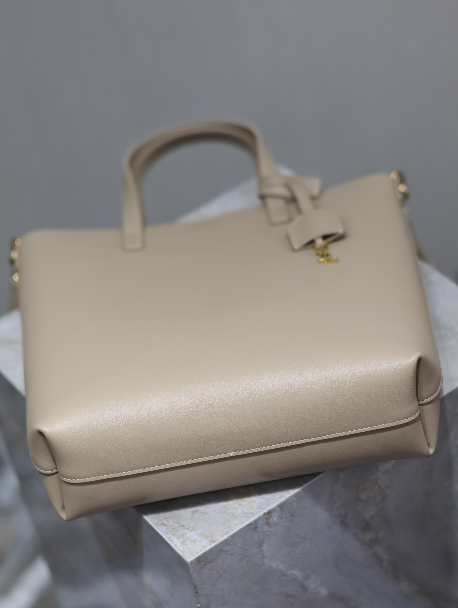 Bagsaaa Y51 Shopping Sa1nt Lau*nt Toy In Leather 600307 Beige - 25x28x8cm