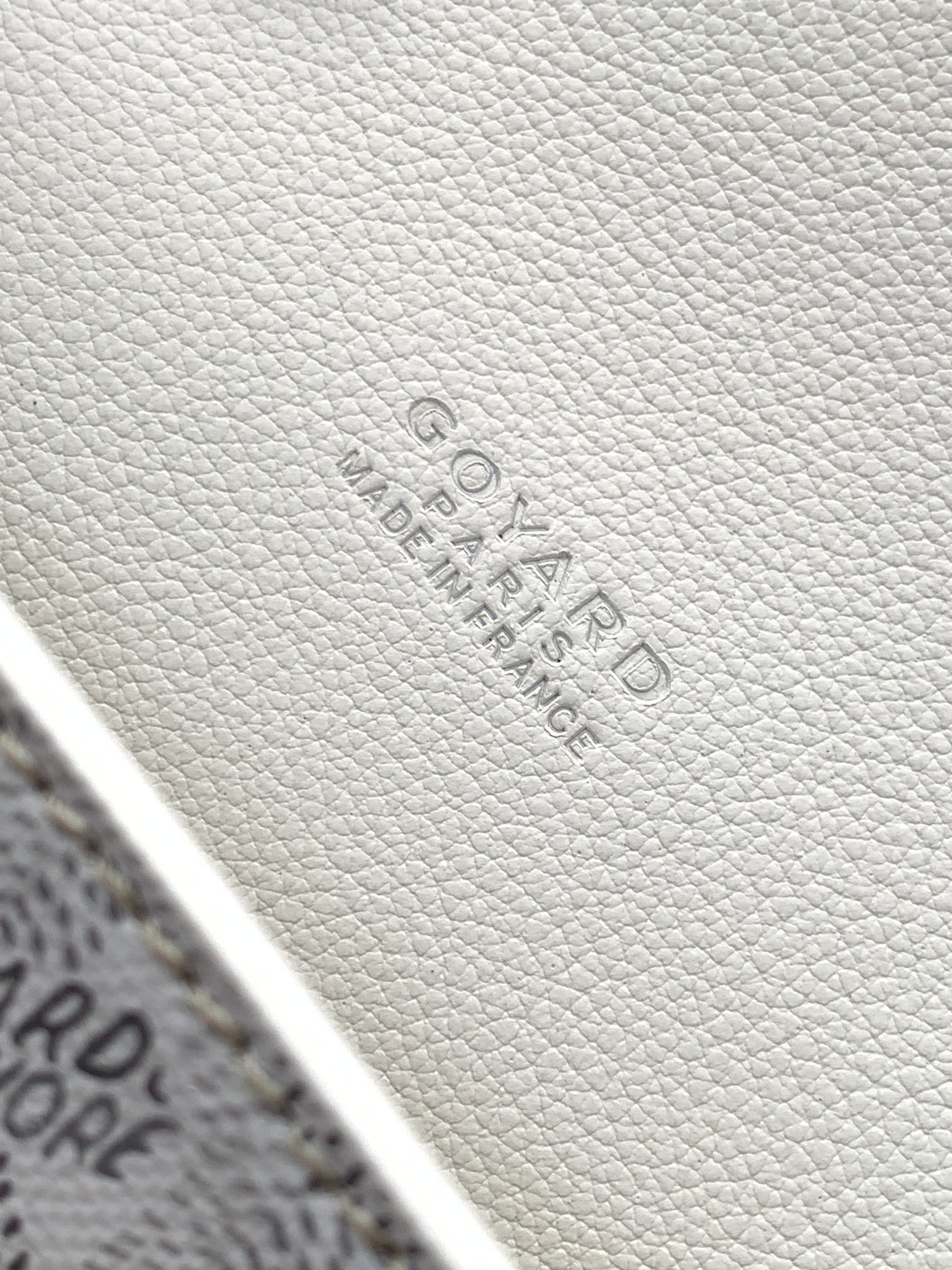 Bagsaaa G09ard Chypre Wallet-Pouch White - 21 x 4 x 16 cm