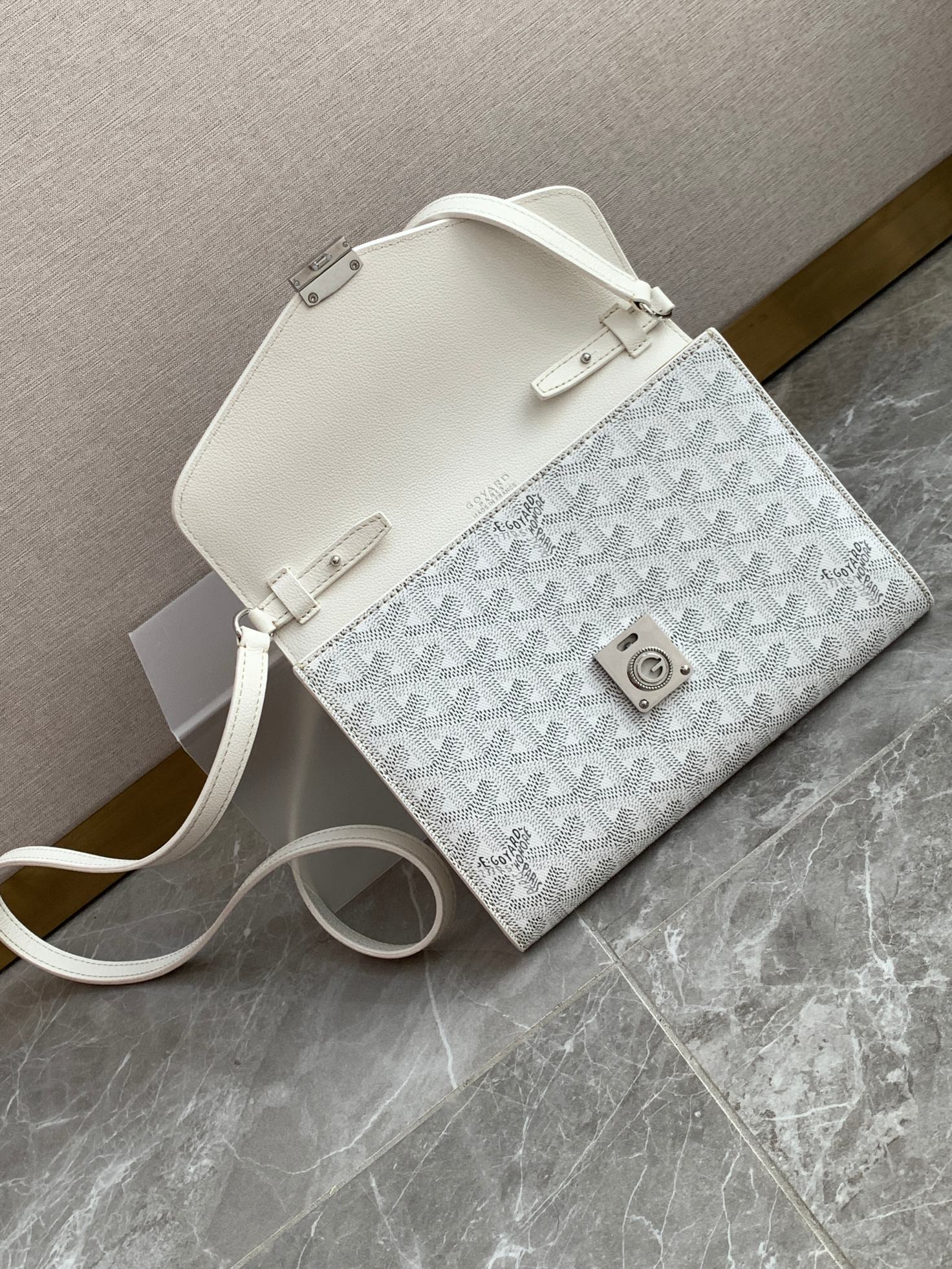 Bagsaaa G09ard Chypre Wallet-Pouch White - 21 x 4 x 16 cm