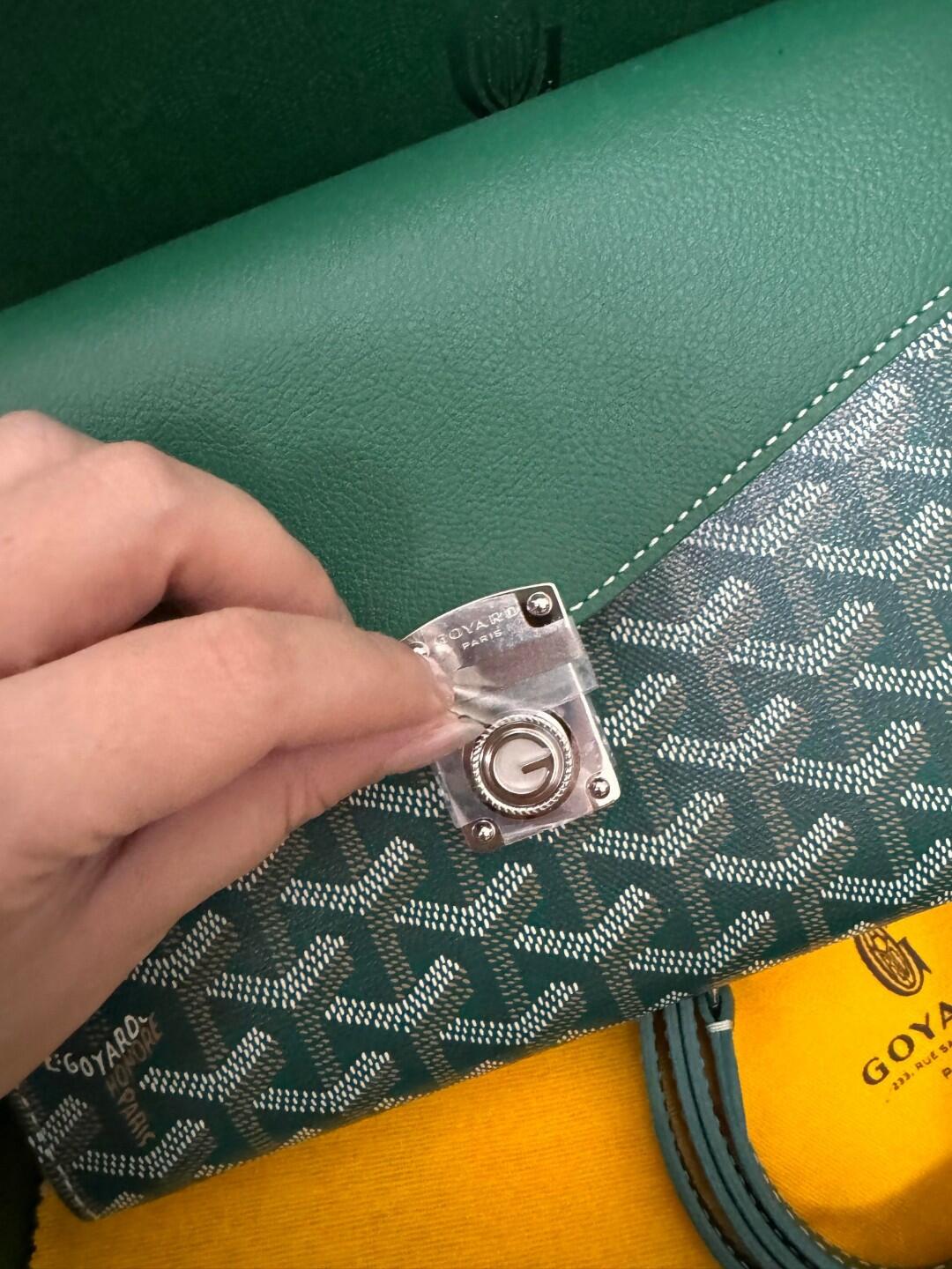Bagsaaa G09ard Chypre Wallet-Pouch Green - 21 x 4 x 16 cm