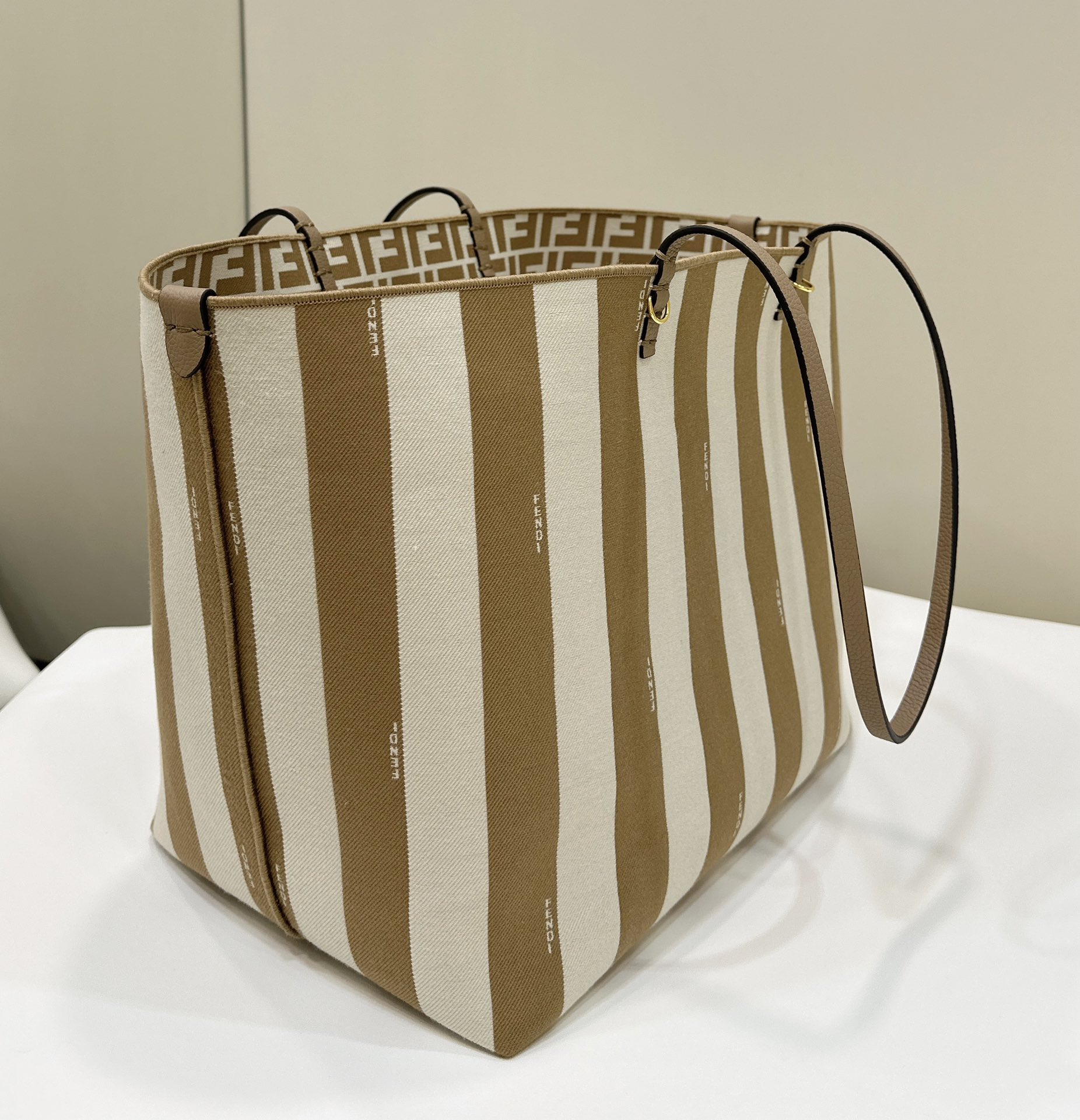 Bagsaaa F**di Large Roll Reversible shopper in Pequin striped and beige FF fabric - 35cm