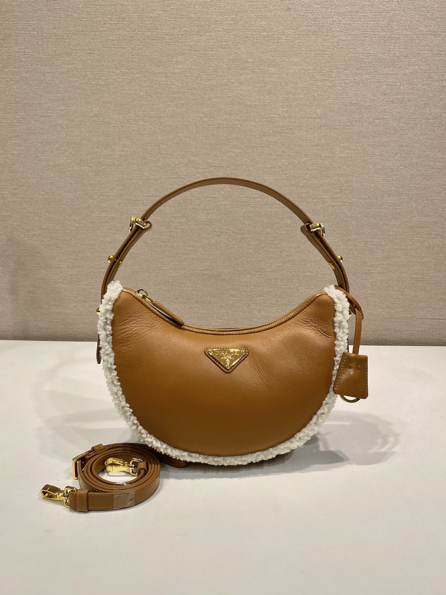 Bagsaaa Pra*a Arqué small shearling shoulder bag 1BC194 - 22.5 cm