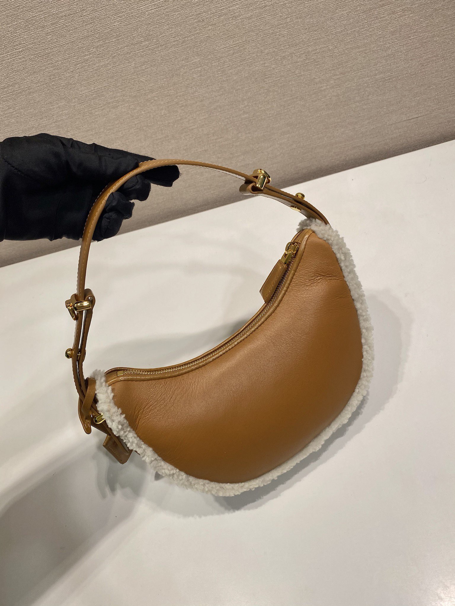 Bagsaaa Pra*a Arqué small shearling shoulder bag 1BC194 - 22.5 cm