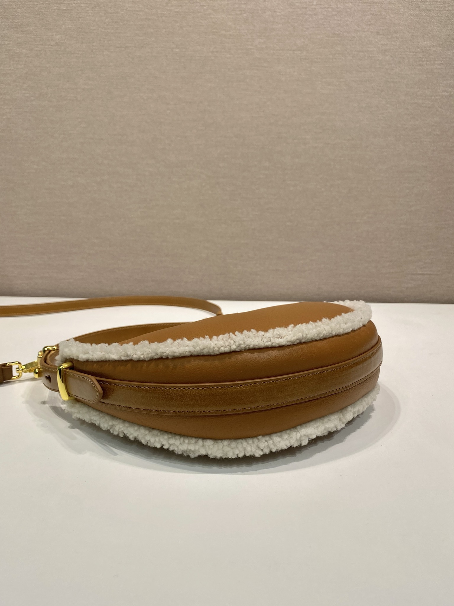 Bagsaaa Pra*a Arqué small shearling shoulder bag 1BC194 - 22.5 cm