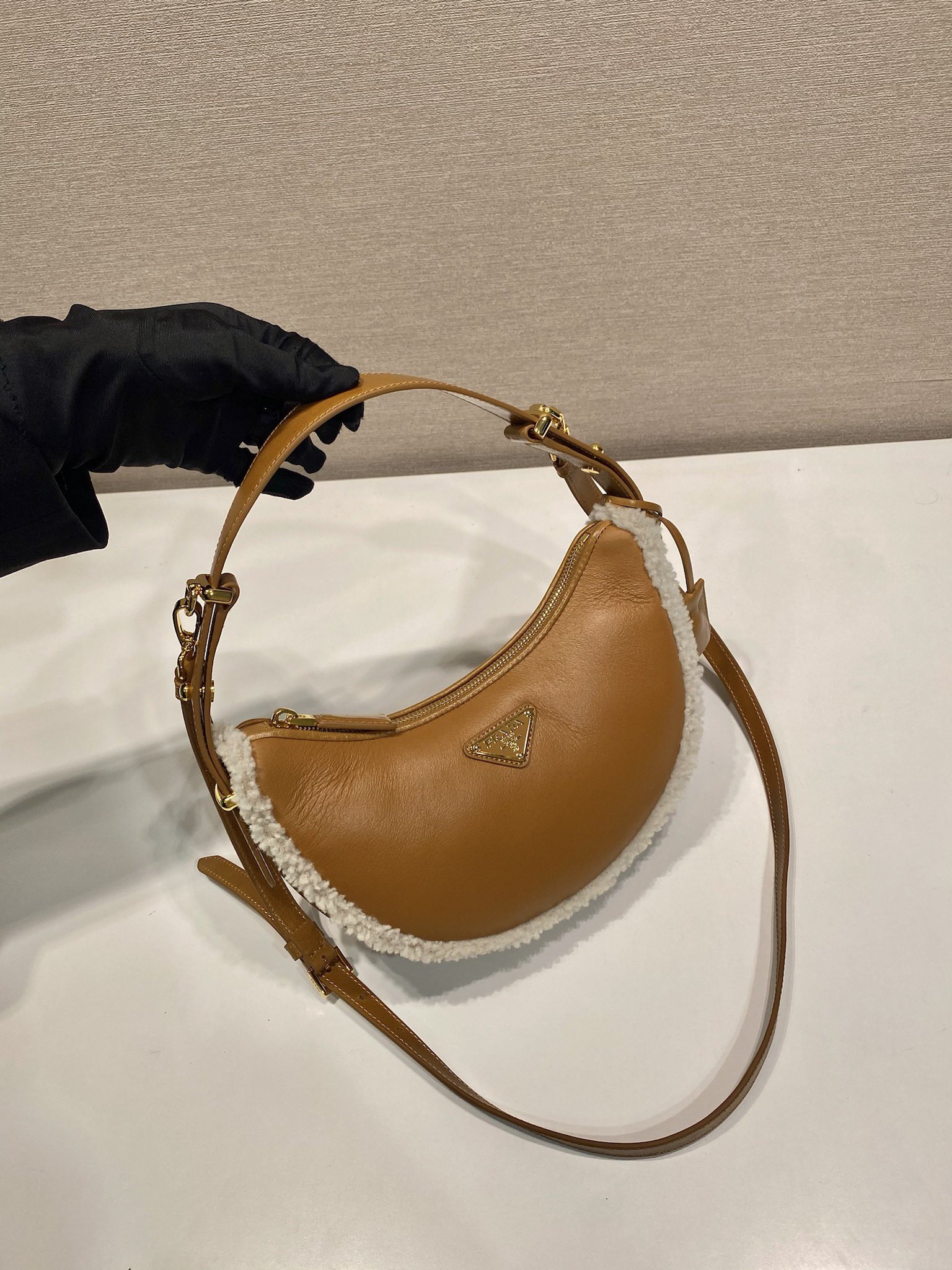 Bagsaaa Pra*a Arqué small shearling shoulder bag 1BC194 - 22.5 cm