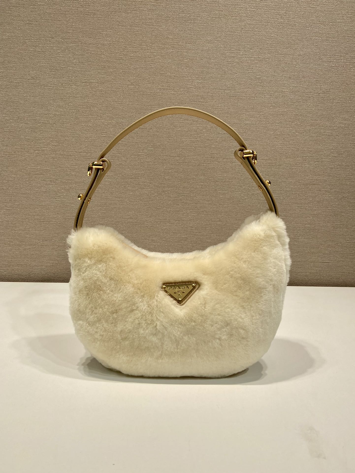 Bagsaaa Pra*a Arqué shearling and leather shoulder bag 1BC194 - 22.5 cm