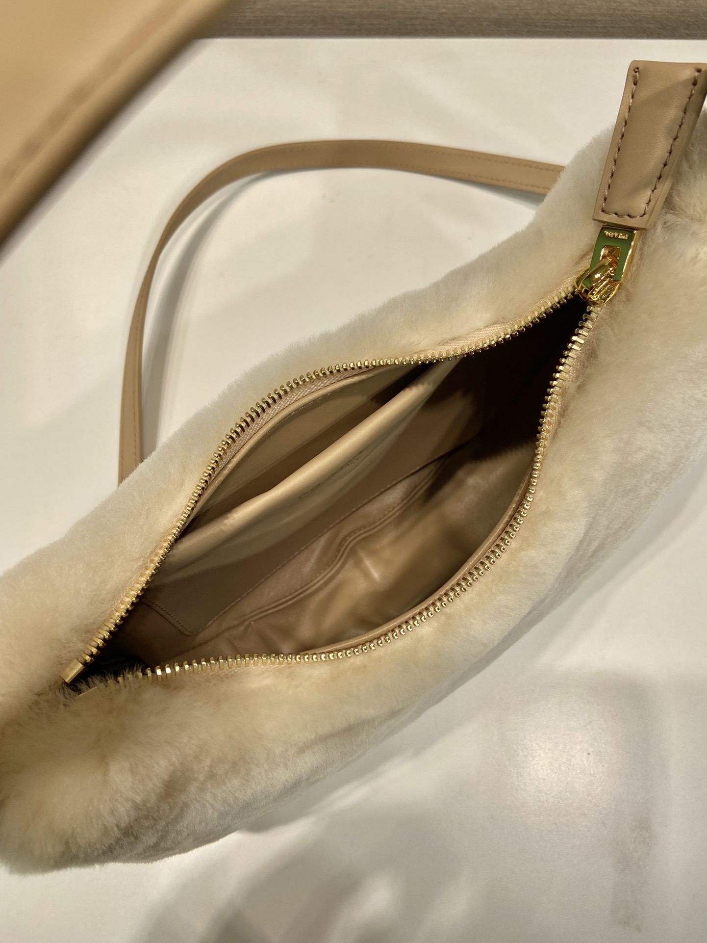 Bagsaaa Pra*a Arqué shearling and leather shoulder bag 1BC194 - 22.5 cm
