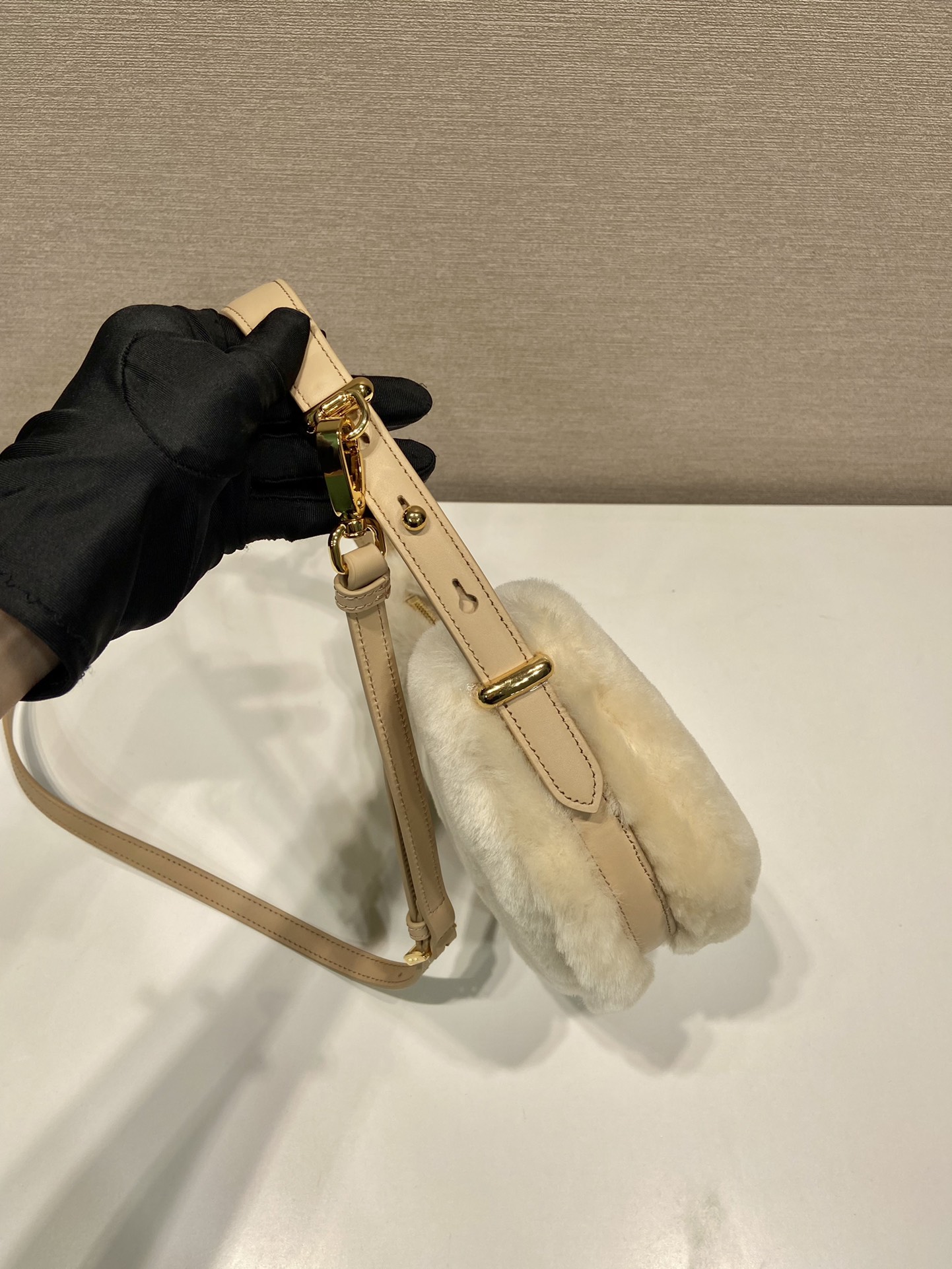 Bagsaaa Pra*a Arqué shearling and leather shoulder bag 1BC194 - 22.5 cm