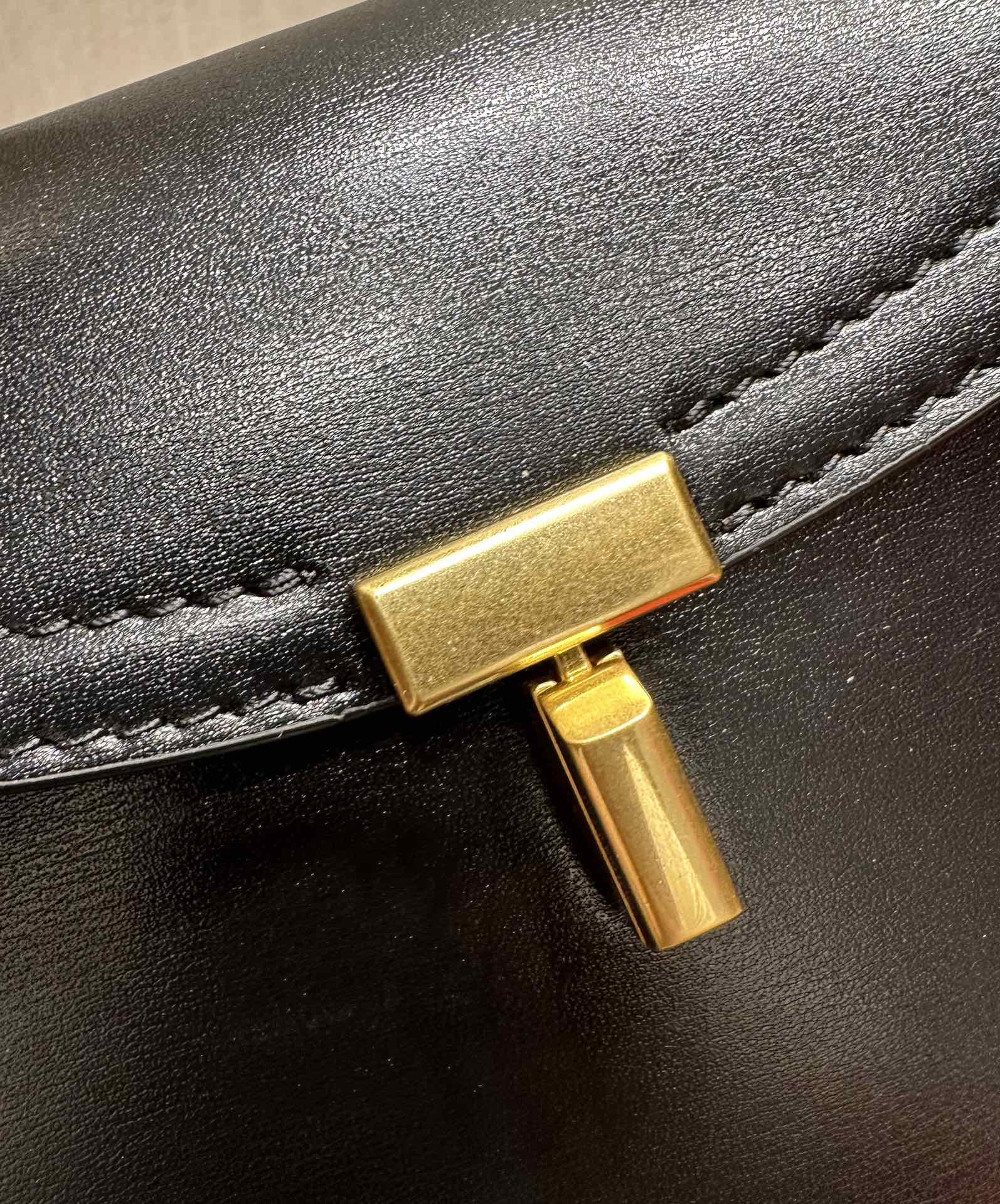 Bagsaaa Toteme T-Lock leather clutch black - 26cm