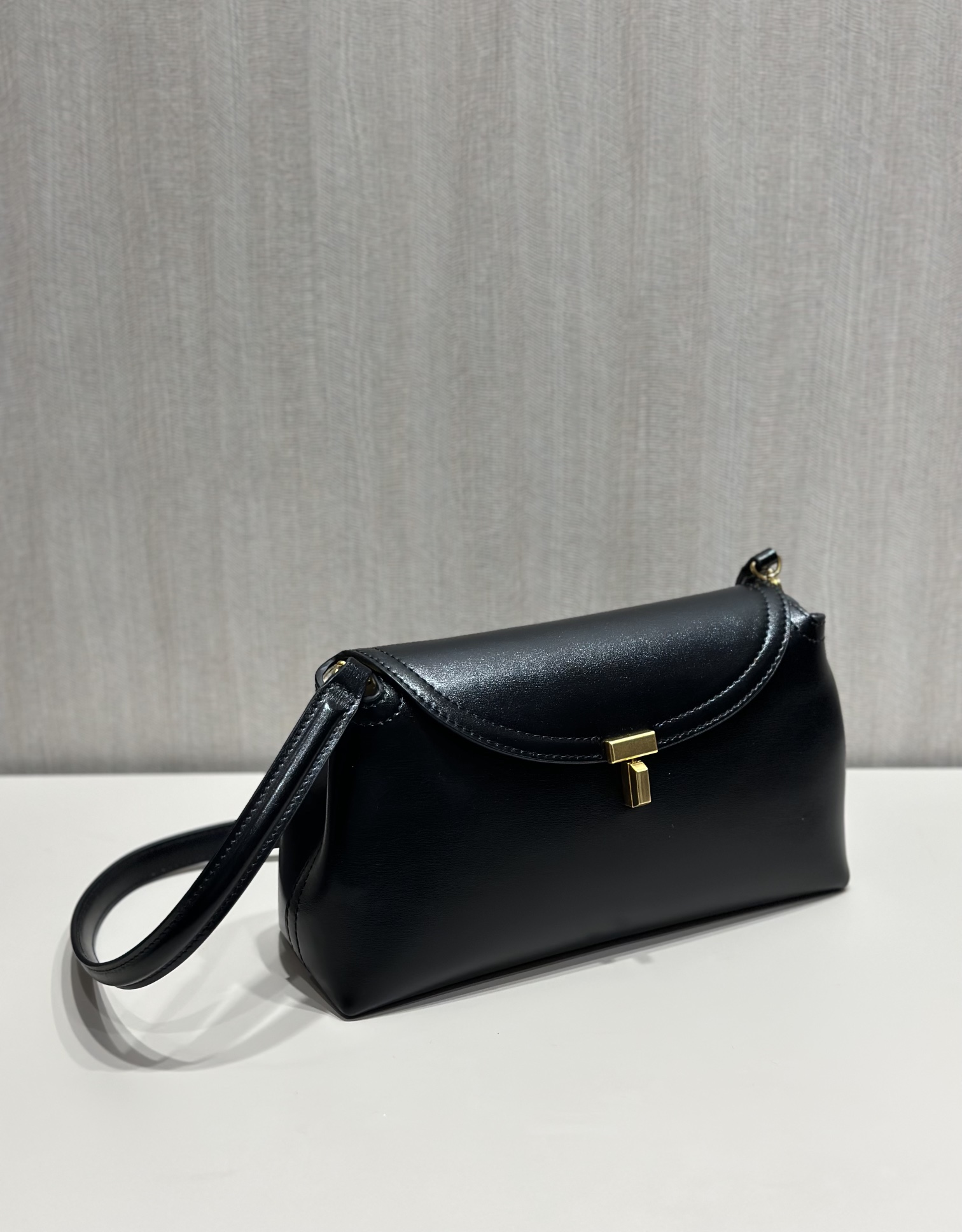Bagsaaa Toteme T-Lock leather clutch black - 26cm
