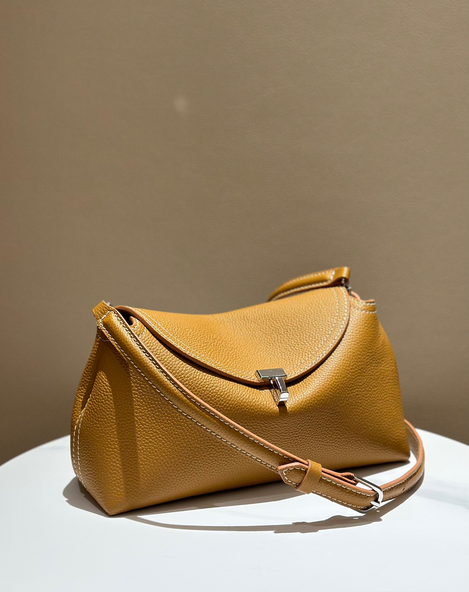 Bagsaaa Toteme T-Lock grained-leather clutch tan (brown) - 26cm