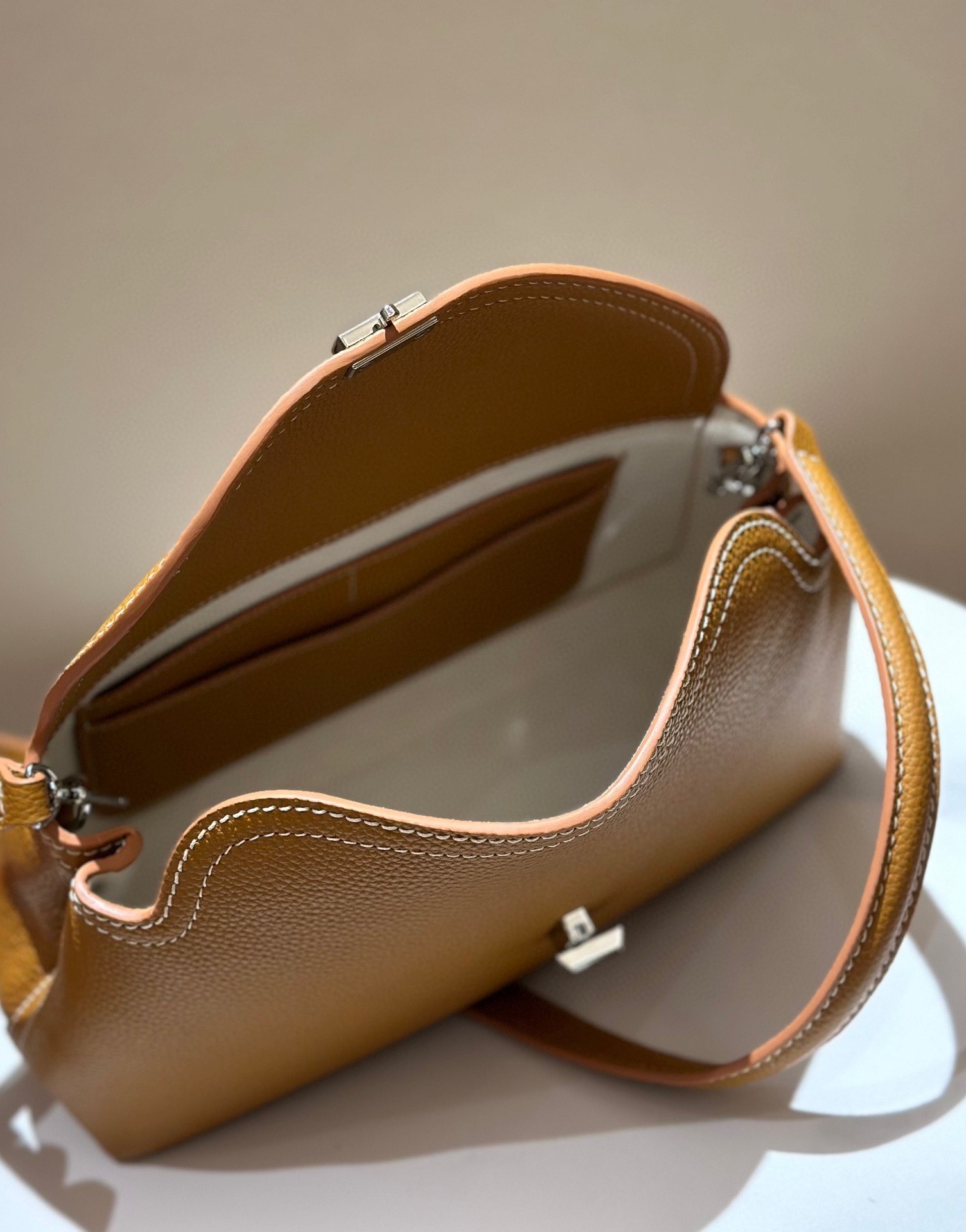 Bagsaaa Toteme T-Lock grained-leather clutch tan (brown) - 26cm