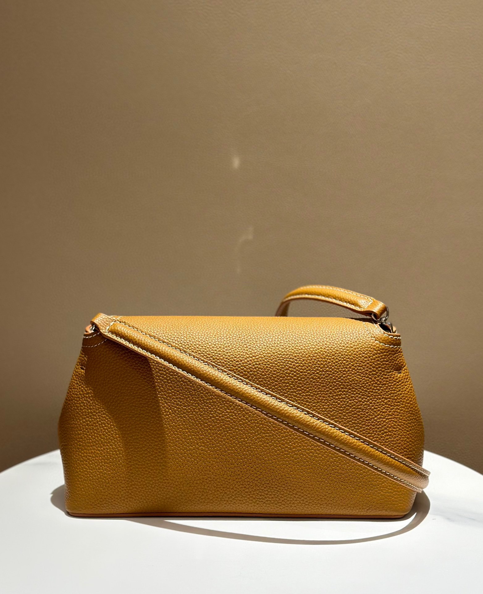 Bagsaaa Toteme T-Lock grained-leather clutch tan (brown) - 26cm