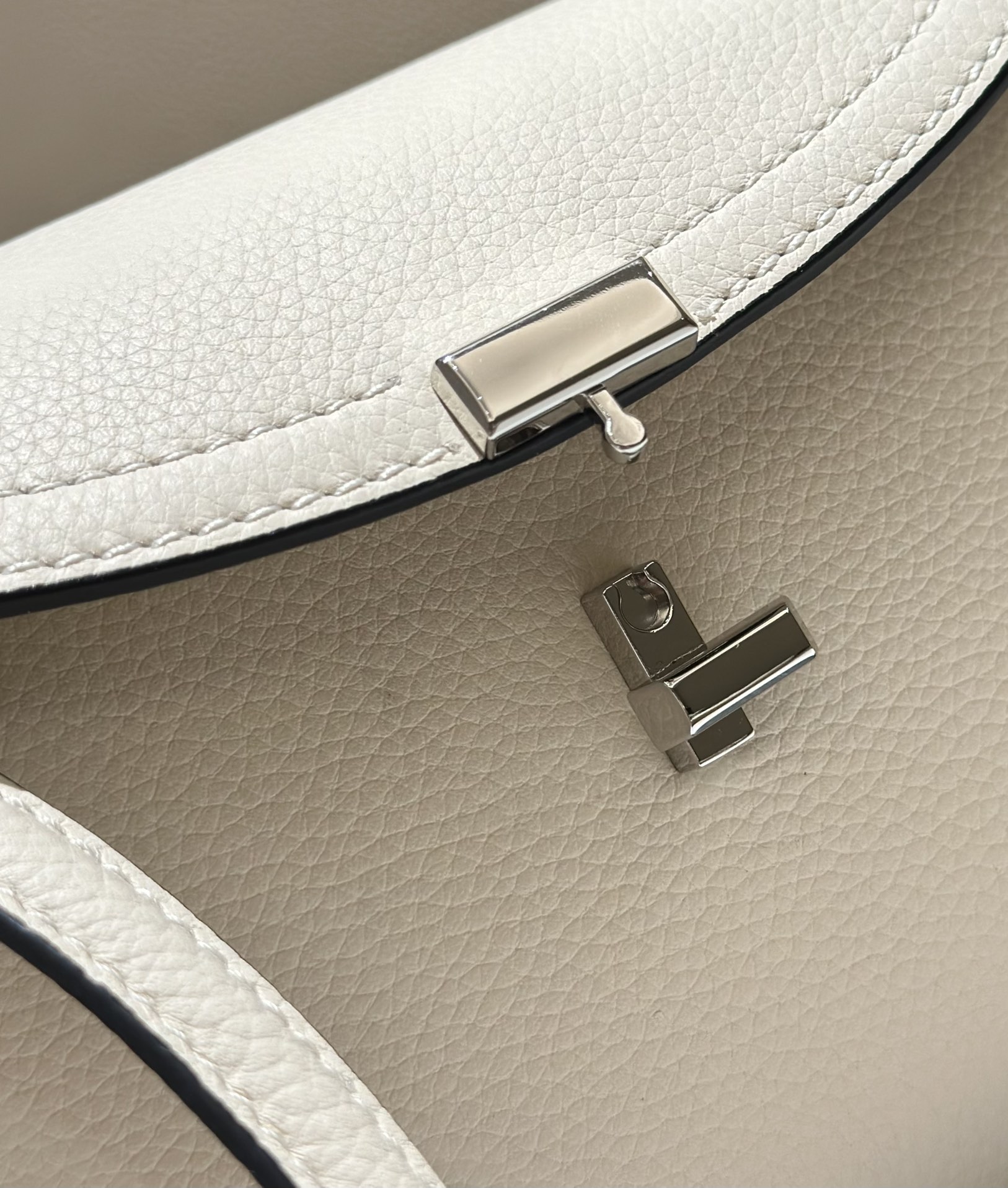 Bagsaaa Toteme T-Lock grained-leather clutch white - 26cm