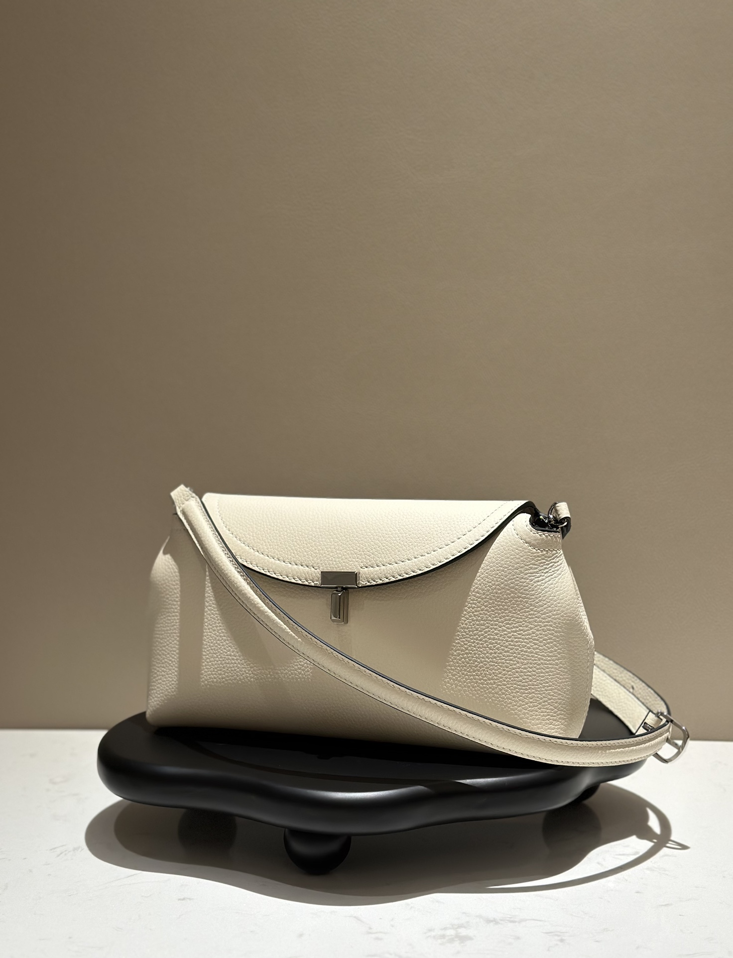 Bagsaaa Toteme T-Lock grained-leather clutch white - 26cm
