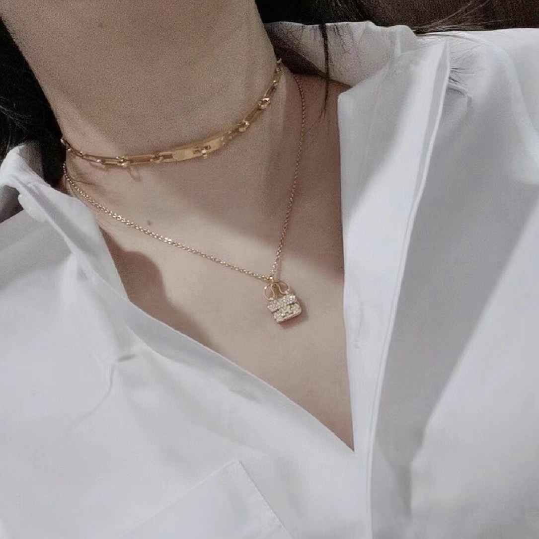 Bagsaaa H**me5 Amulettes Constance pendant rose gold