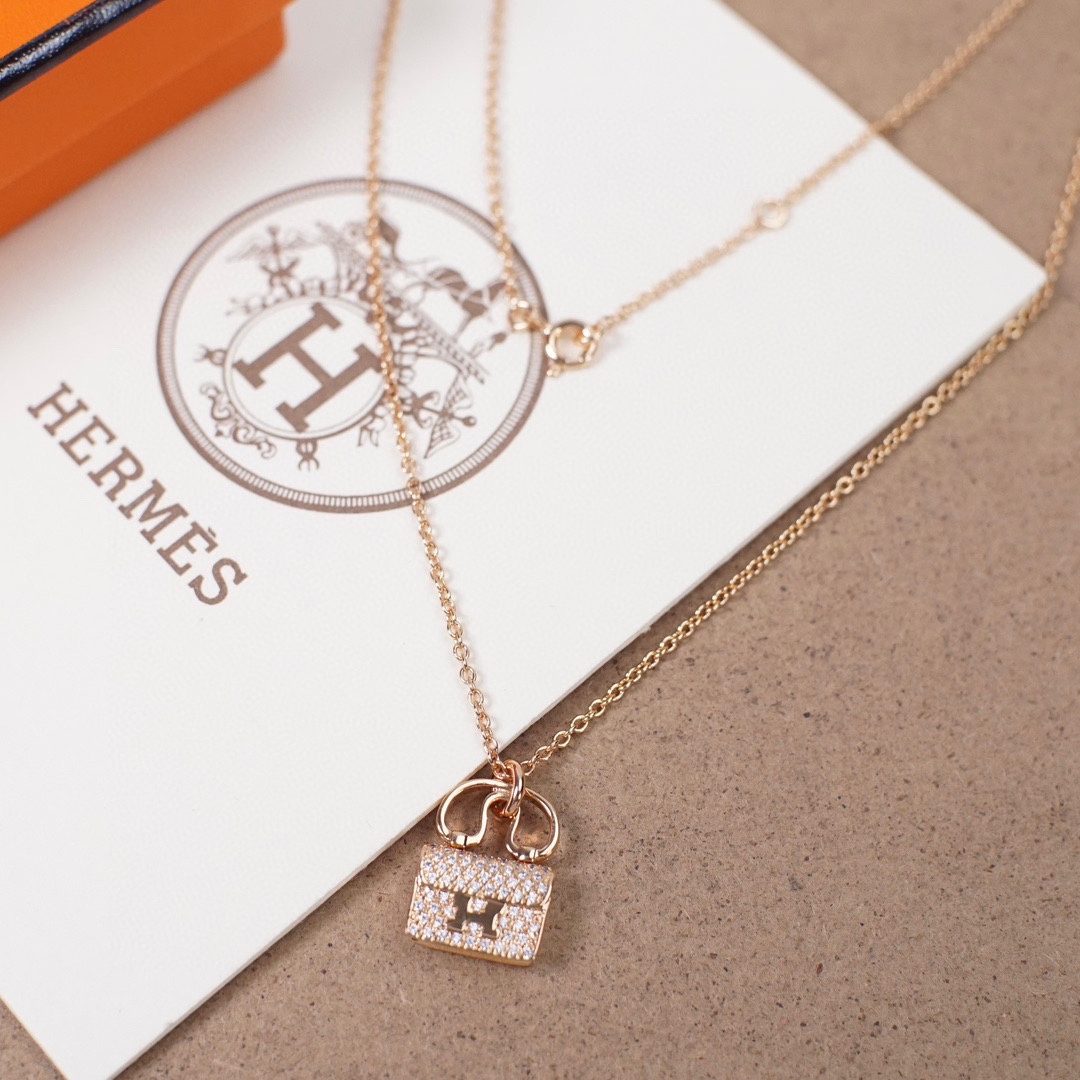 Bagsaaa H**me5 Amulettes Constance pendant rose gold