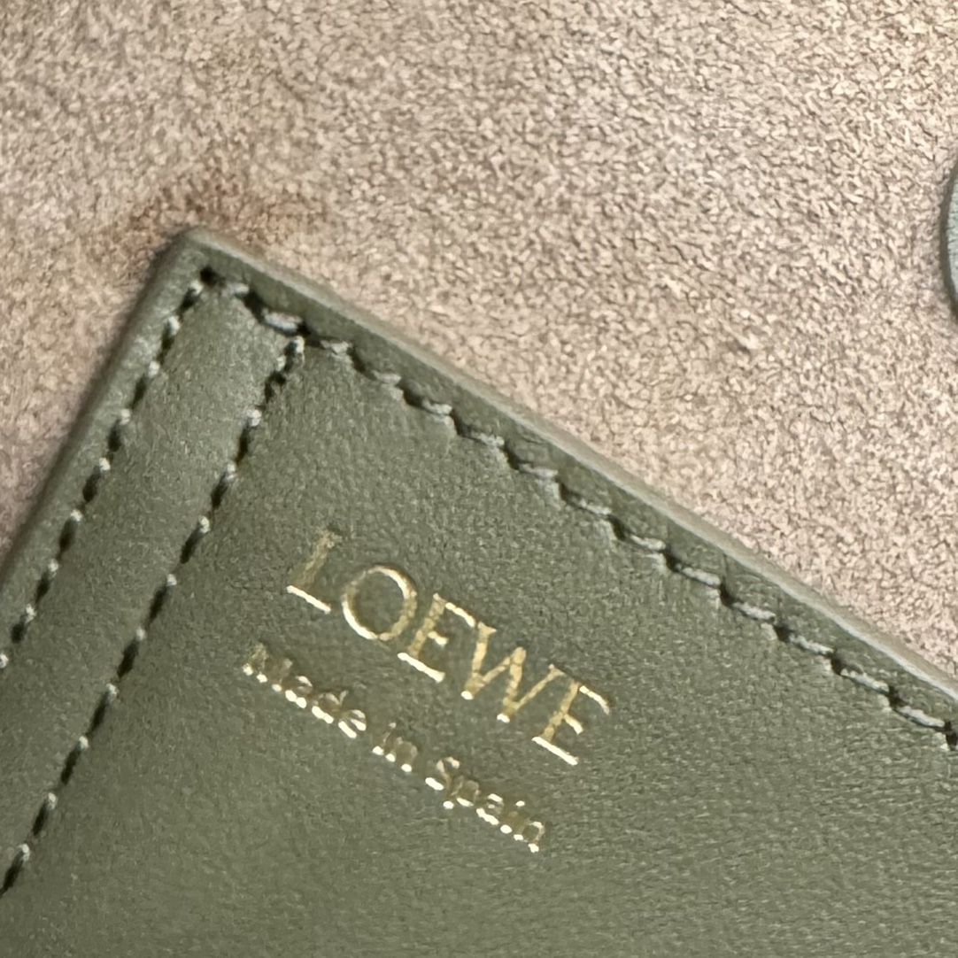 Bagsaaa L0ew* Mini Pebble bucket in smooth calfskin olive green - 16*16*19.5CM