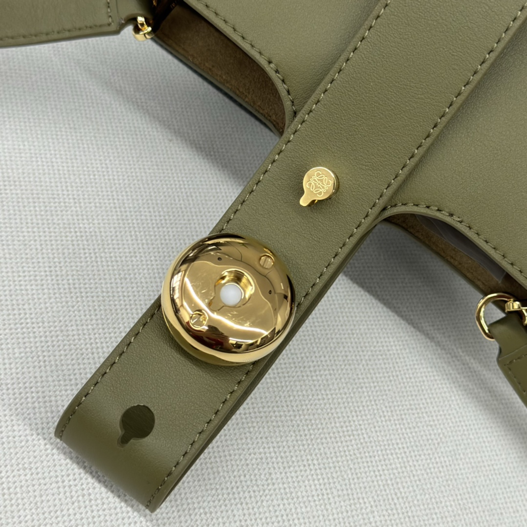 Bagsaaa L0ew* Mini Pebble bucket in smooth calfskin olive green - 16*16*19.5CM