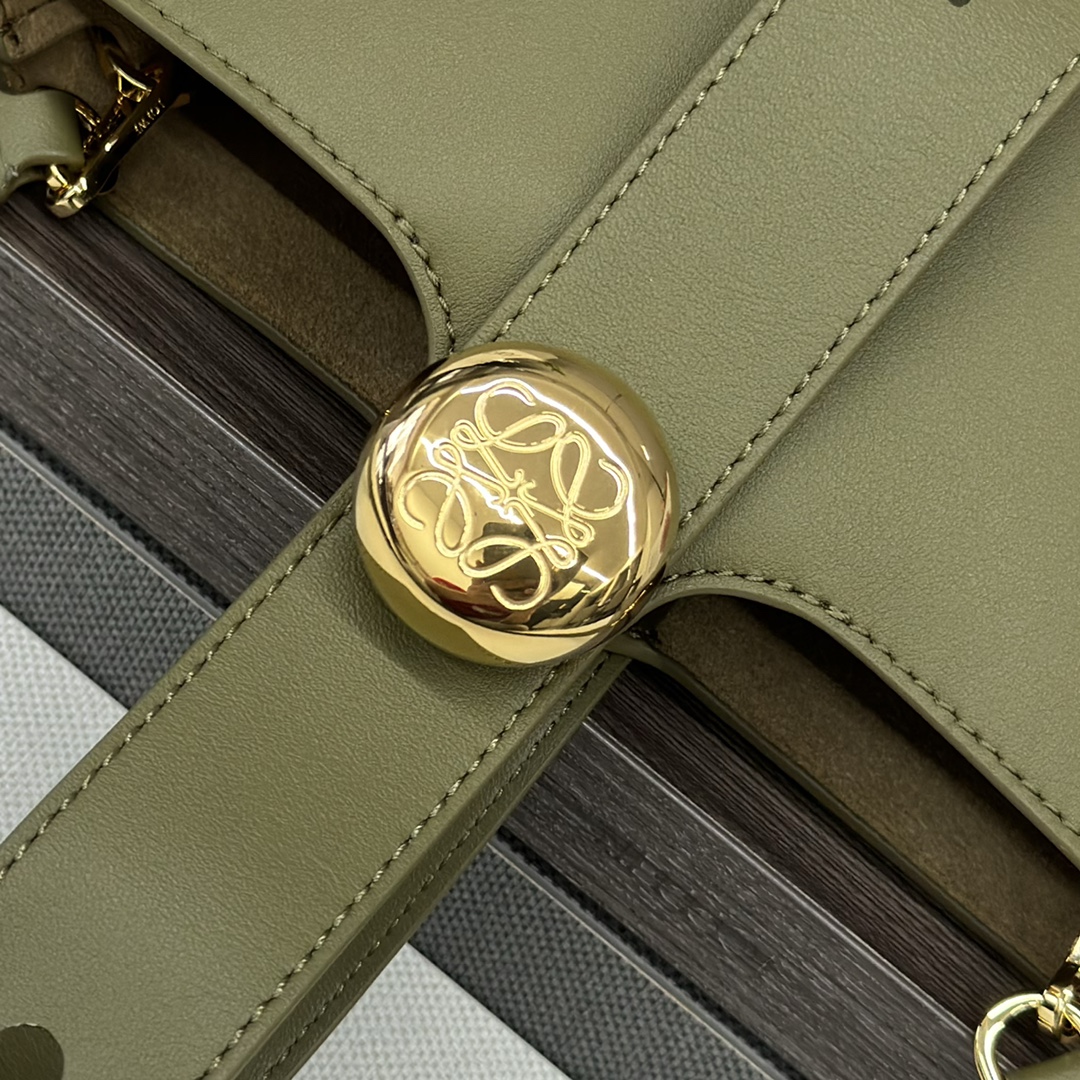 Bagsaaa L0ew* Mini Pebble bucket in smooth calfskin olive green - 16*16*19.5CM