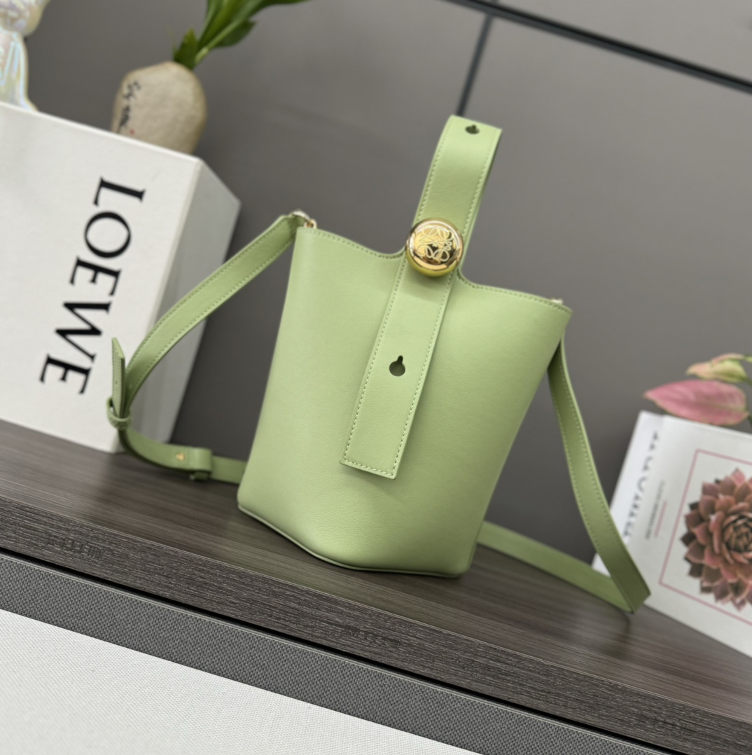 Bagsaaa L0ew* Mini Pebble bucket in smooth calfskin light green - 16*16*19.5CM