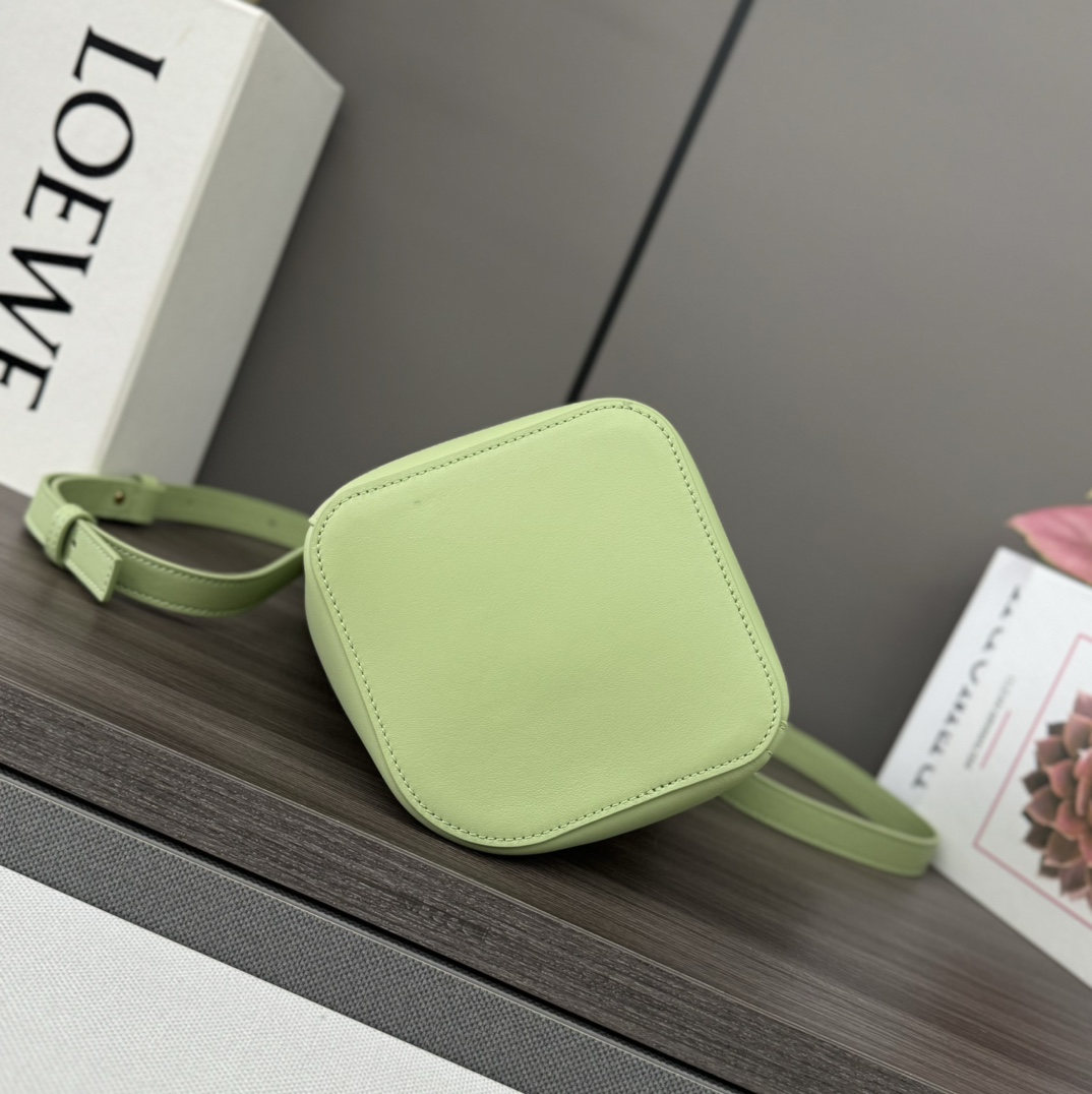 Bagsaaa L0ew* Mini Pebble bucket in smooth calfskin light green - 16*16*19.5CM