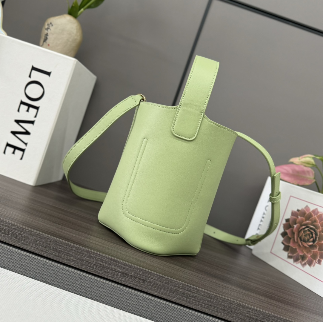 Bagsaaa L0ew* Mini Pebble bucket in smooth calfskin light green - 16*16*19.5CM