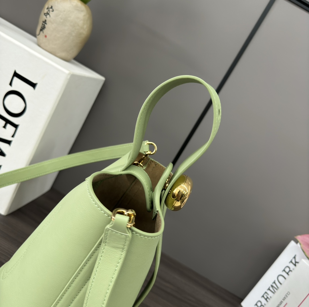 Bagsaaa L0ew* Mini Pebble bucket in smooth calfskin light green - 16*16*19.5CM